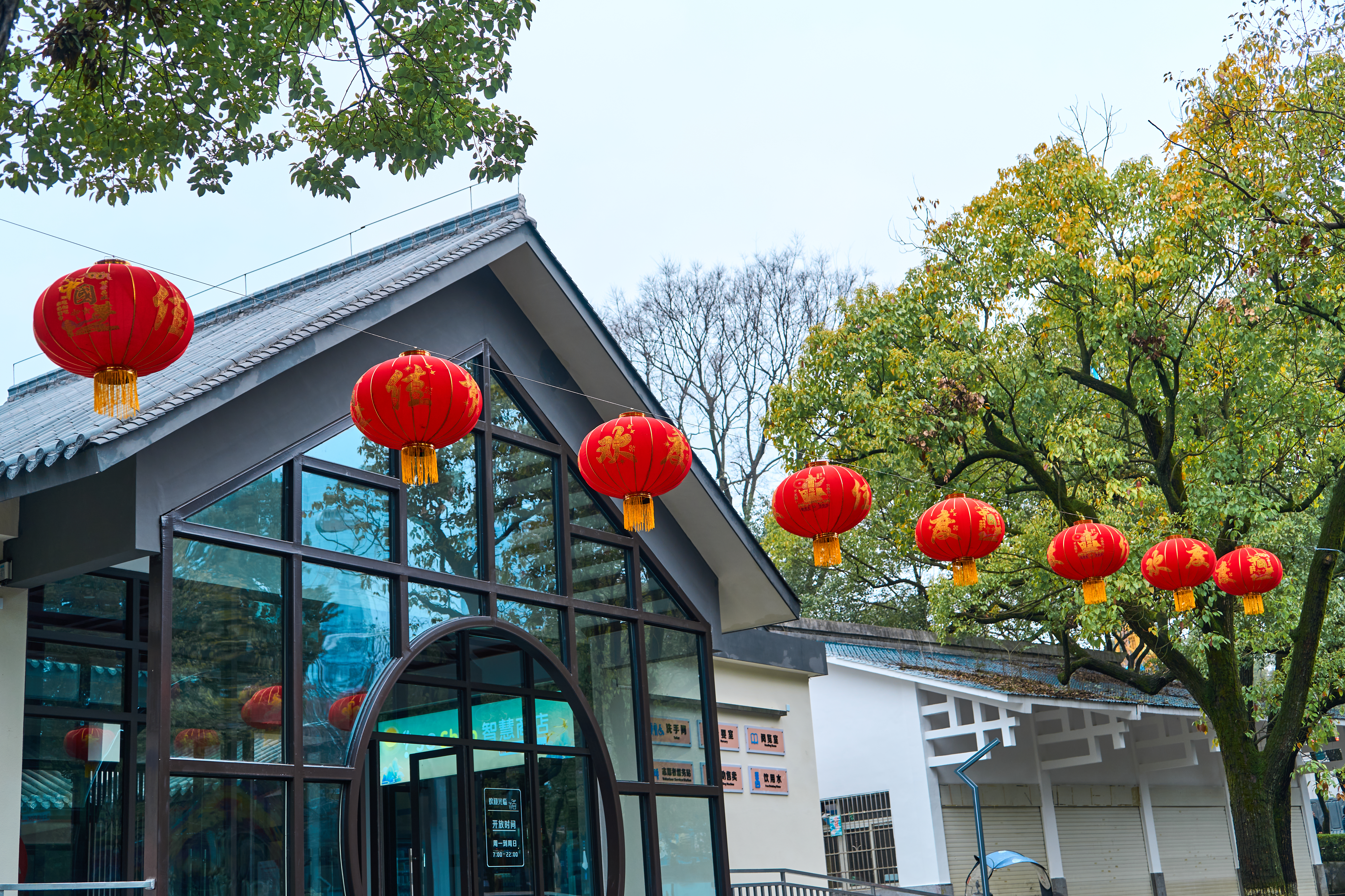 挂红灯笼的建筑洋溢着浓郁春节氛围