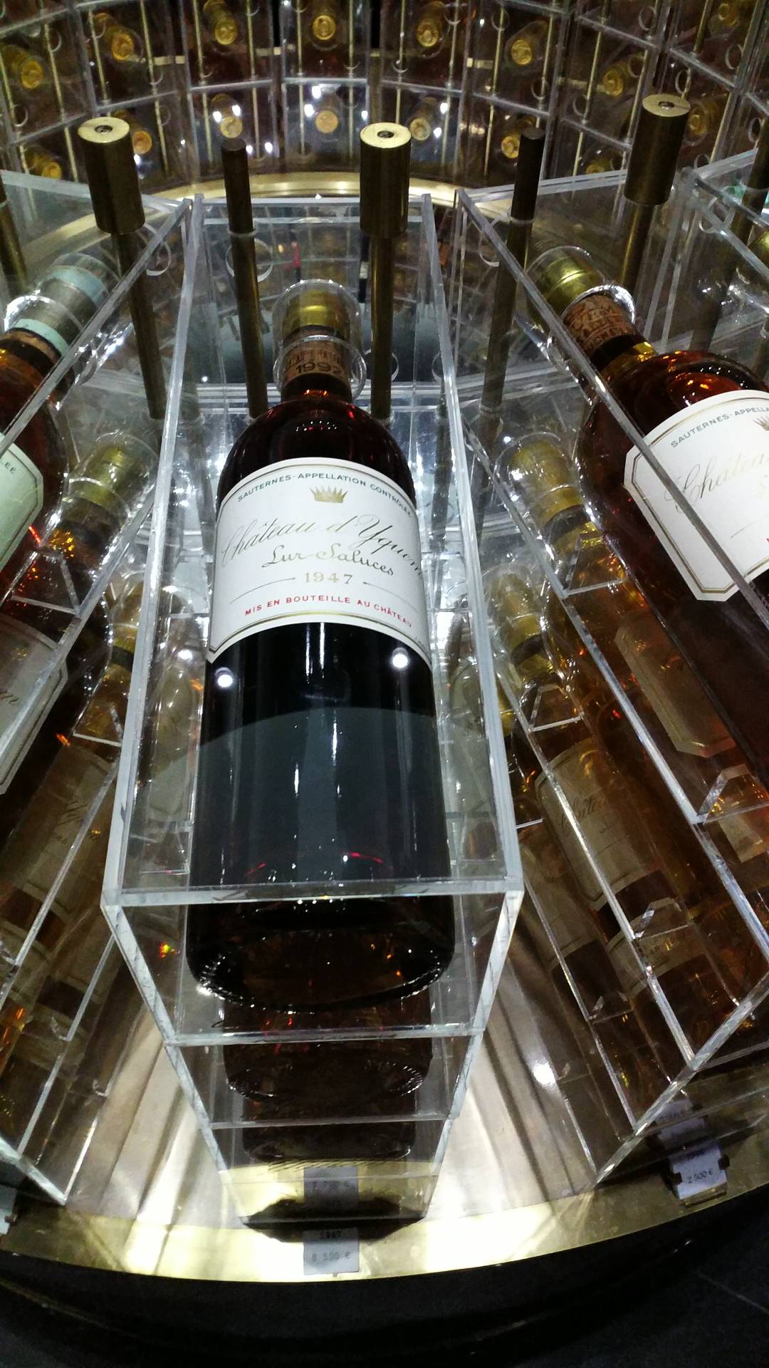 透明展示架中的高档红酒，尽显奢华品质