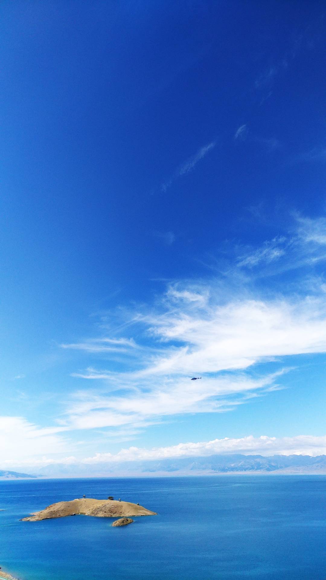 蓝色湖泊美景图，清新电脑壁纸令人向往