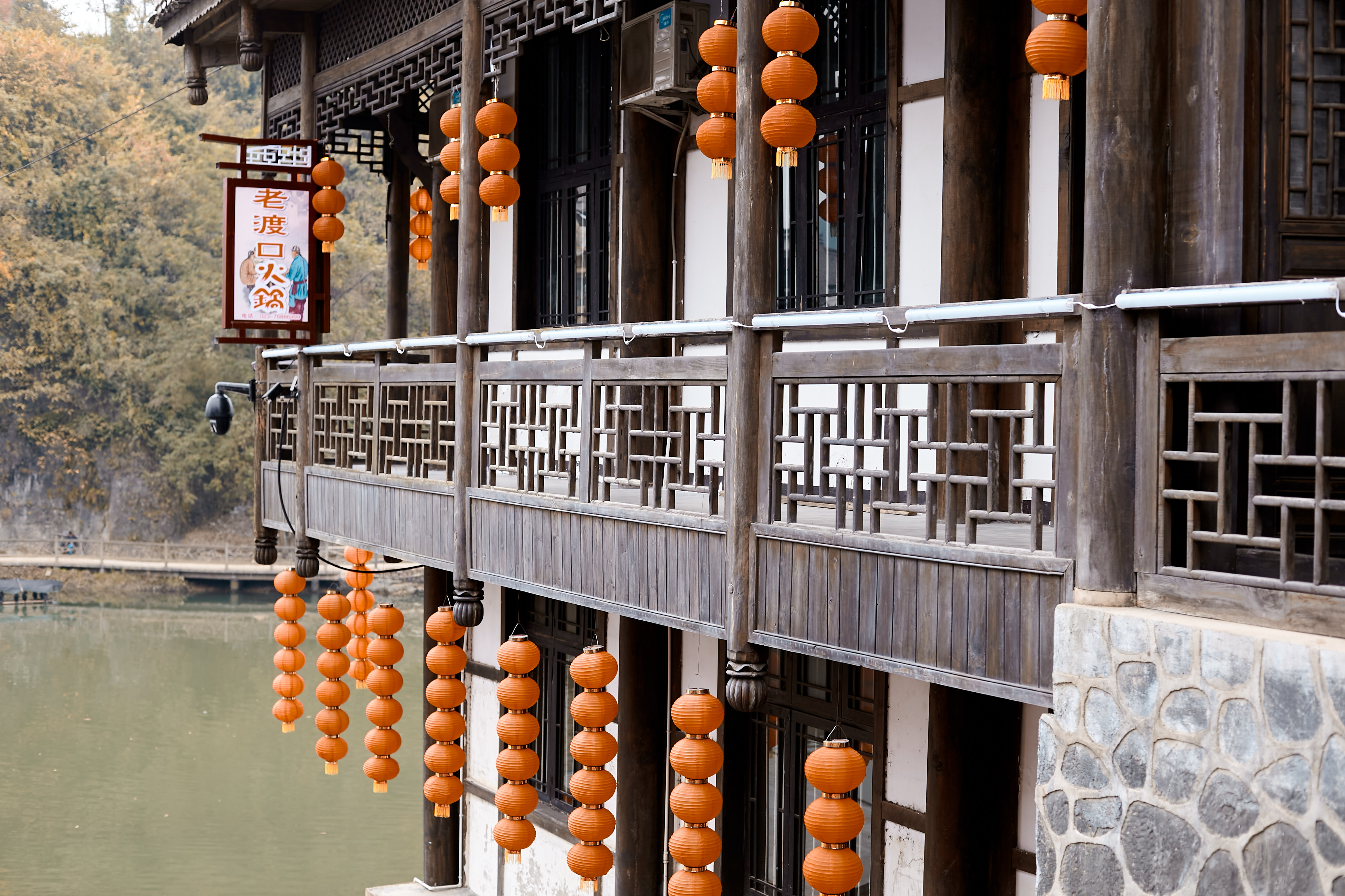 古色古香建筑挂红灯笼尽显中国风韵味