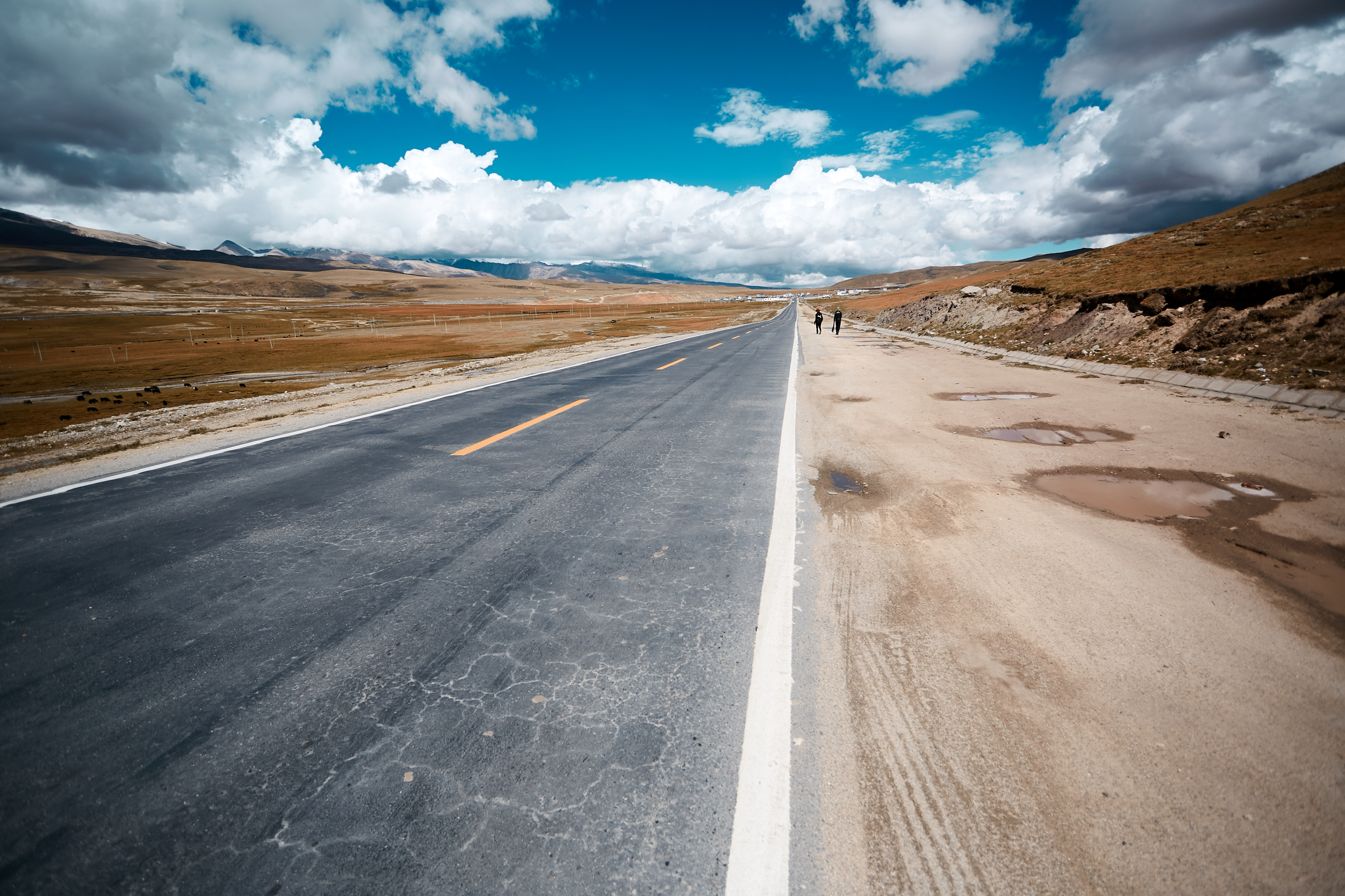 开阔公路风景美，户外出行好素材