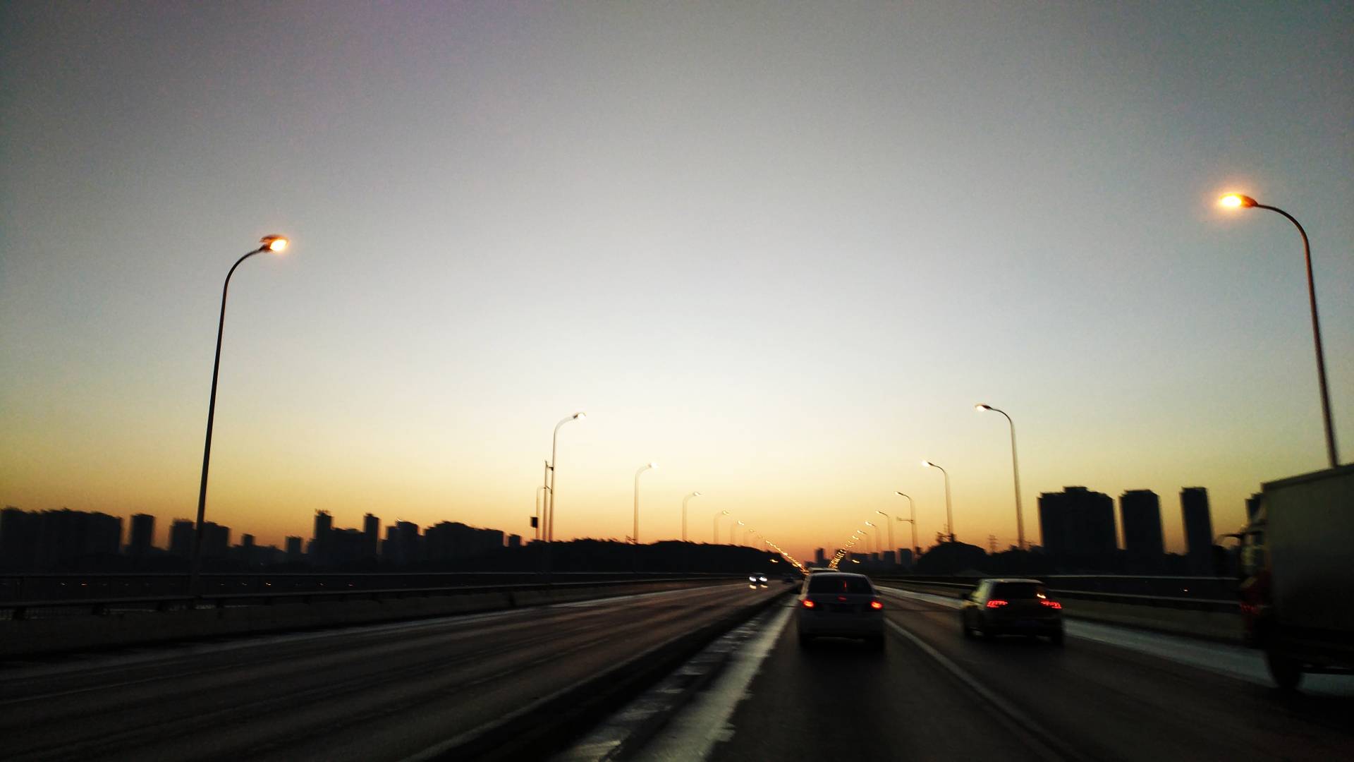 黄昏时分的公路景象，汽车行驶的美丽瞬间