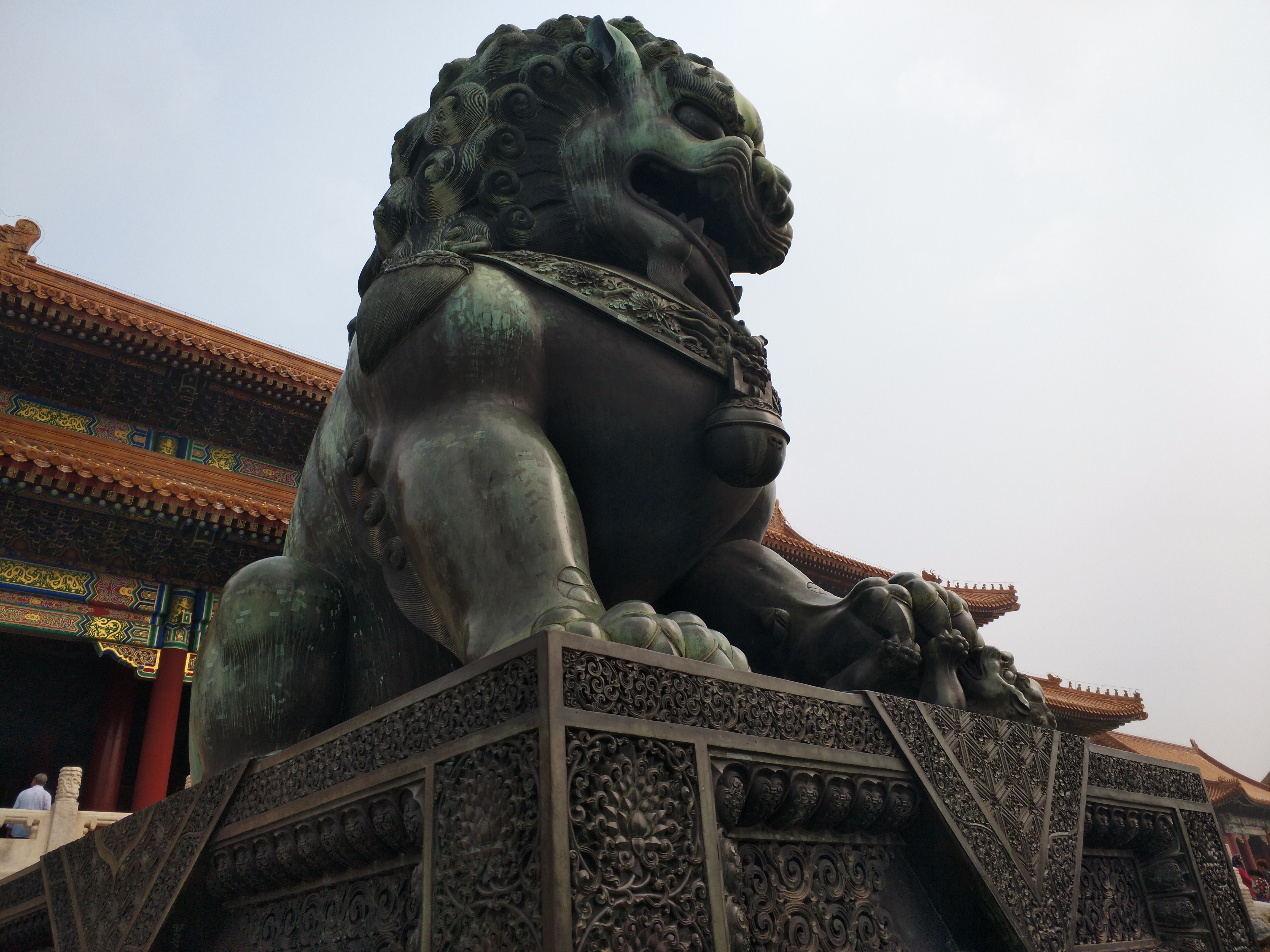故宫铜狮雕塑彰显古建筑之美
