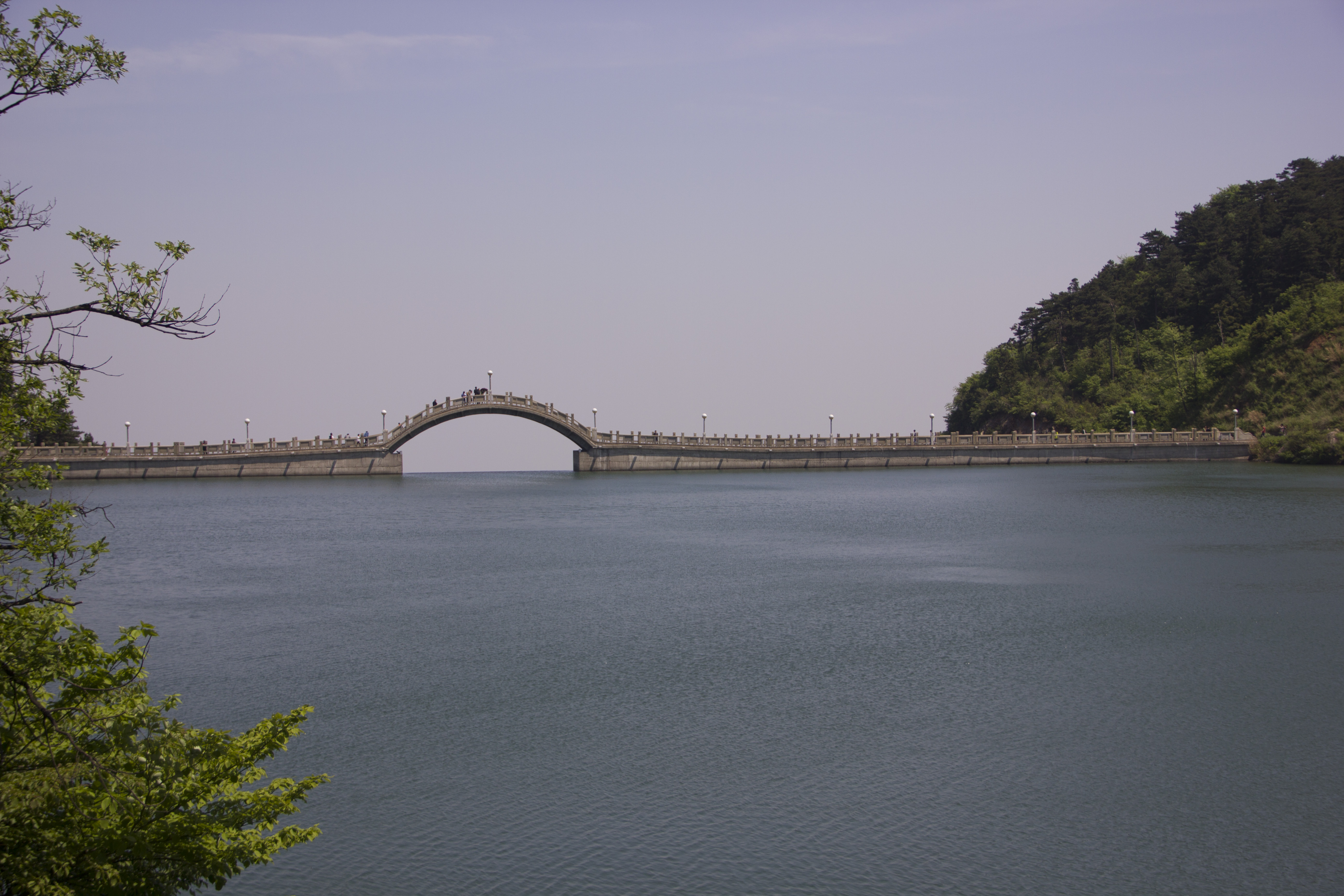 水上拱形桥尽显自然之美湖泊风景壁纸
