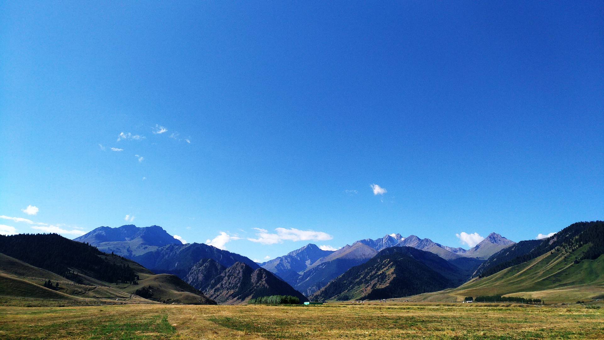 辽阔草原山脉美景尽显 户外旅游风光无限
