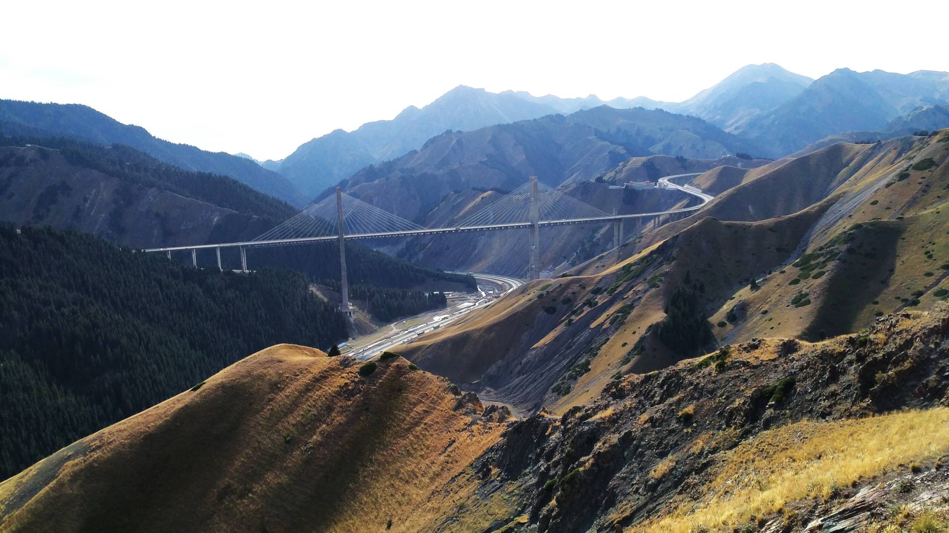 壮丽山脉间的大桥 独特风景电脑壁纸