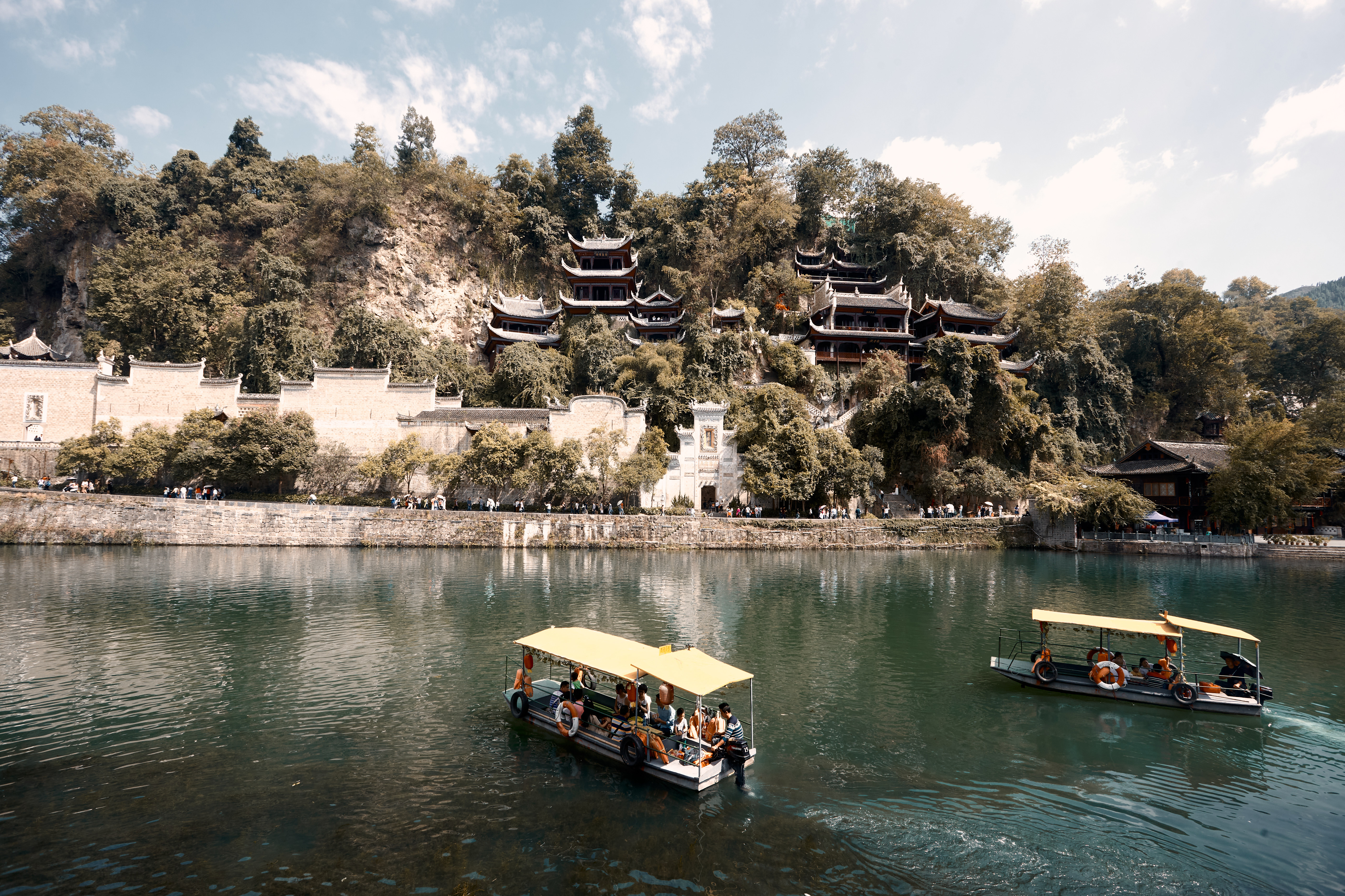 湖泊上的古建筑风光，特色游船赏景好去处