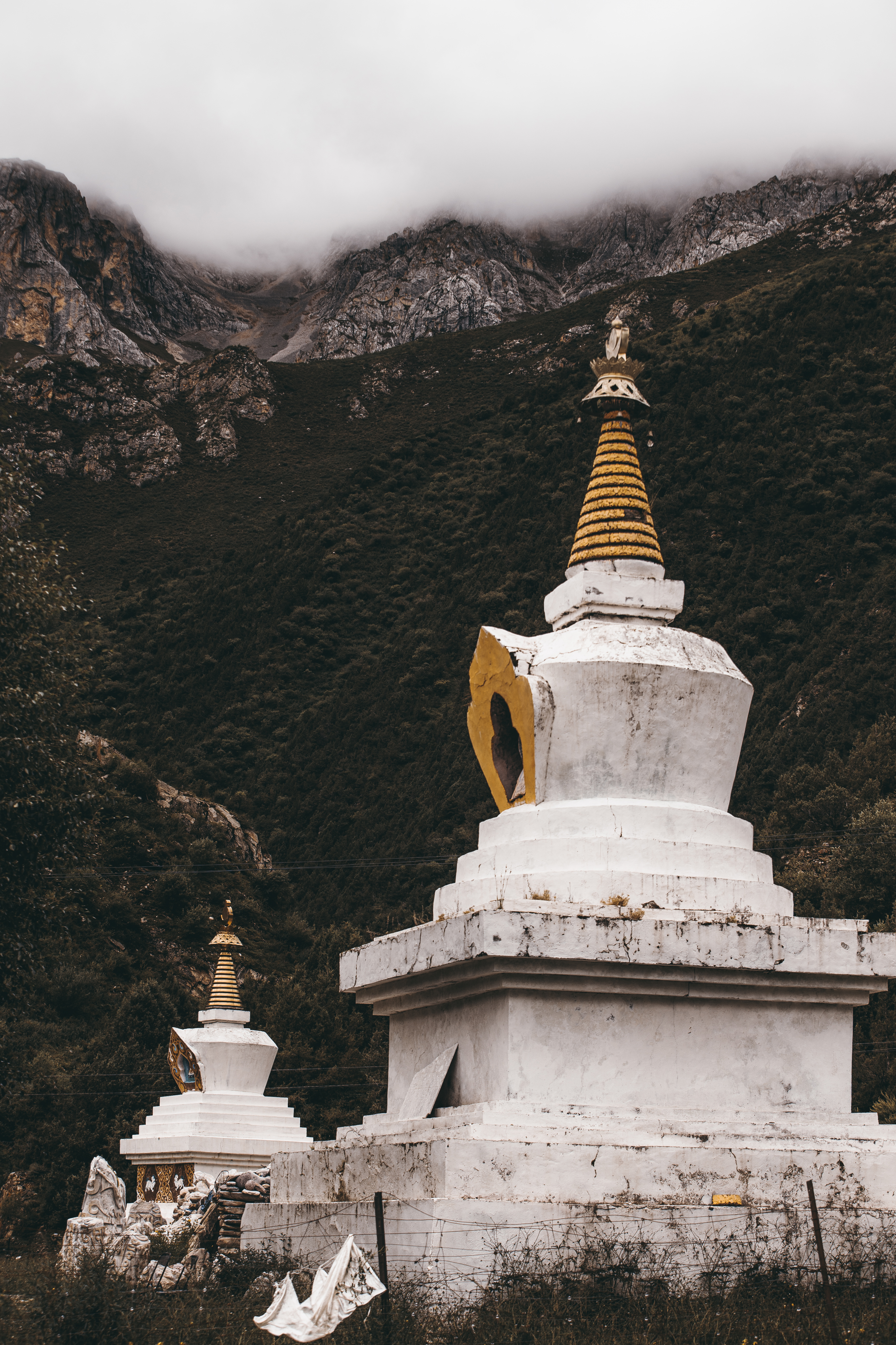 白色佛塔屹立山间，尽显神圣肃穆之美