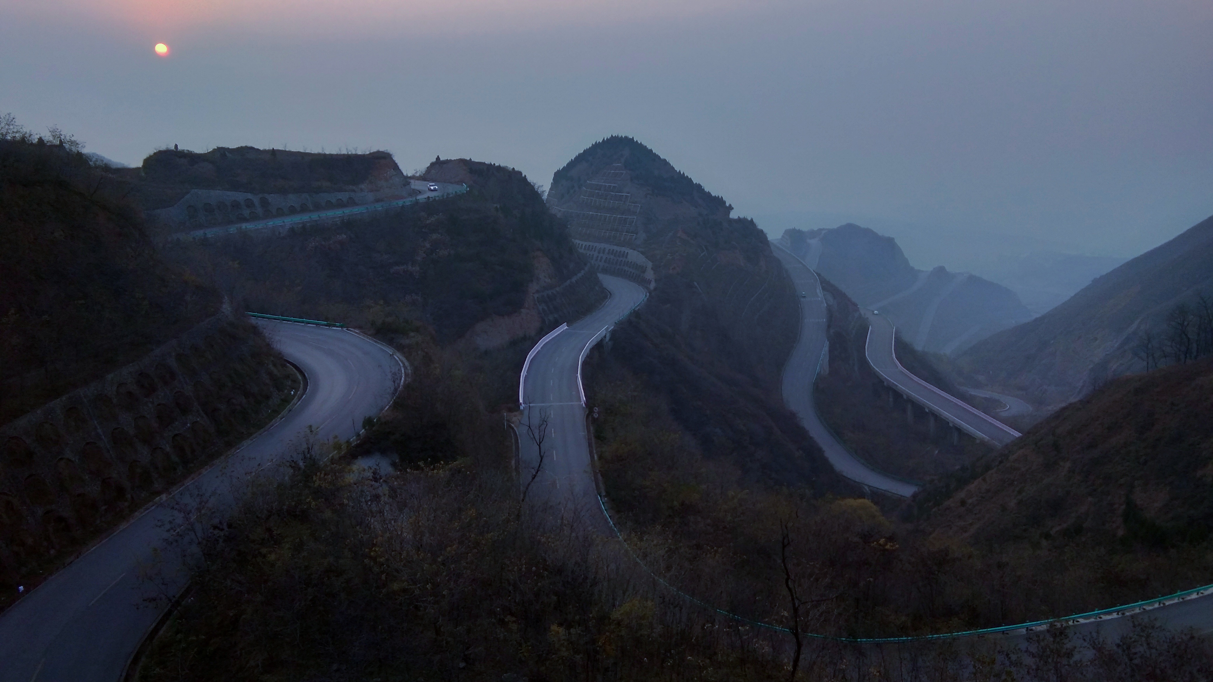 蜿蜒盘旋山间路，赏壮丽山脉风光之景