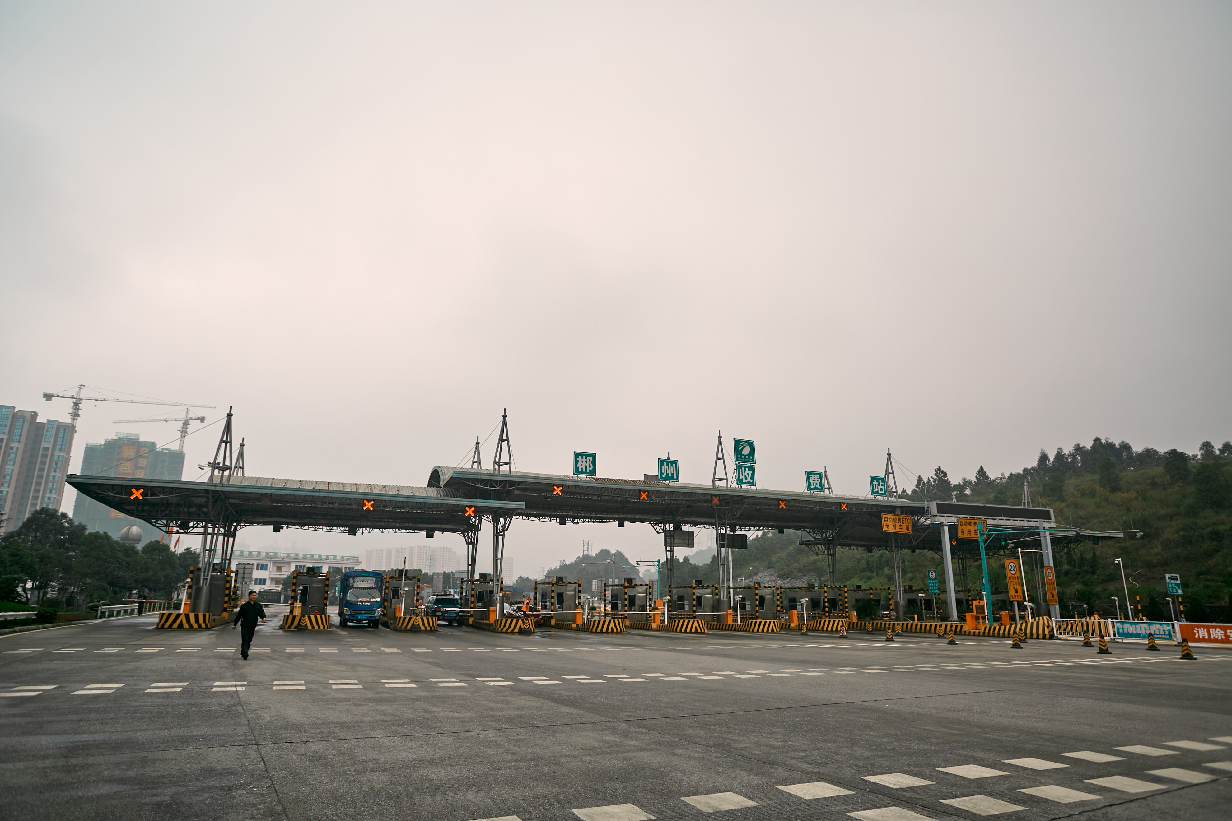 空旷的高速公路收费站尽显简约大气之美
