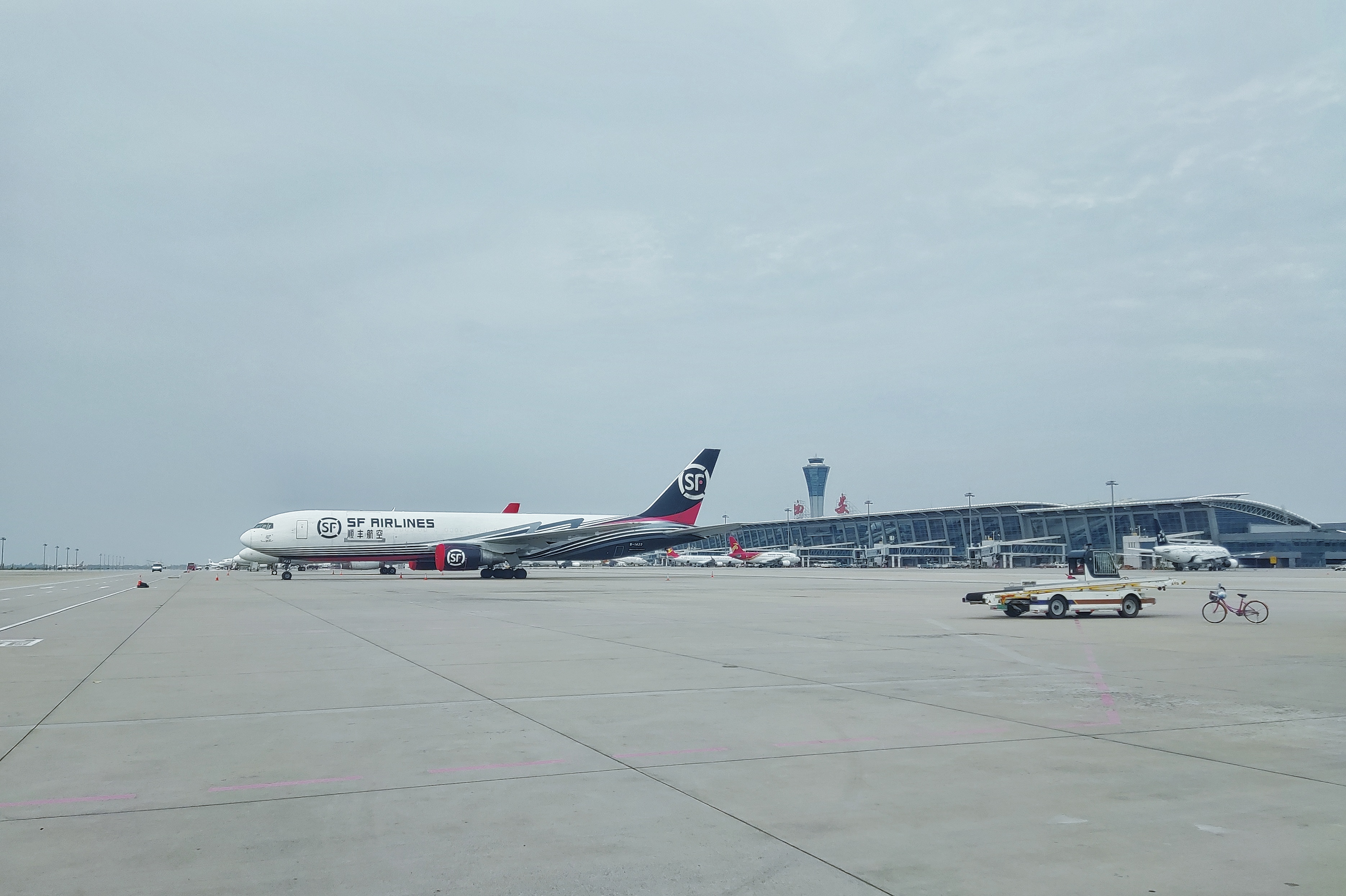 顺丰航空飞机停机坪实景图尽显物流风采