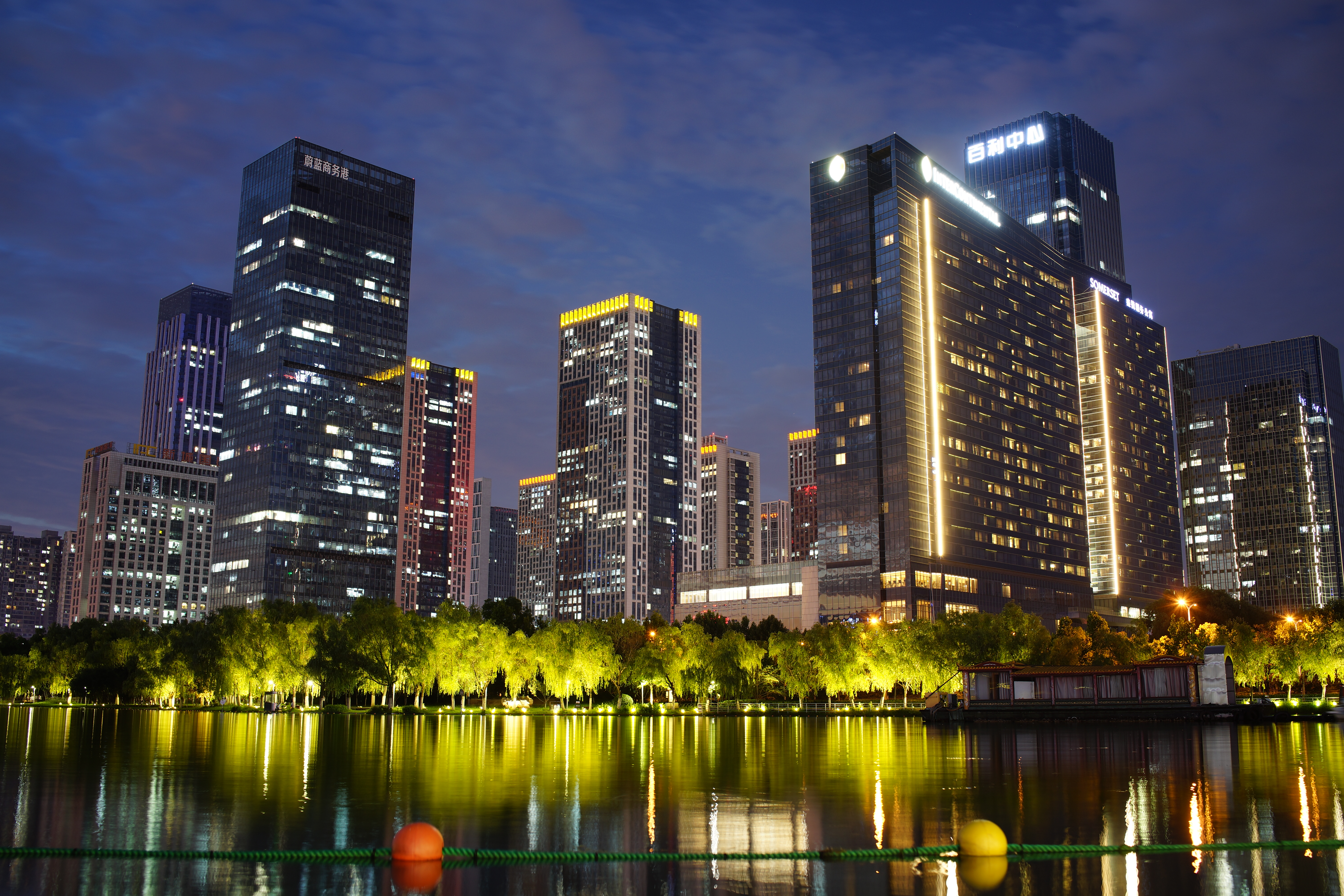 城市夜景灯光璀璨，现代化都市尽显高端