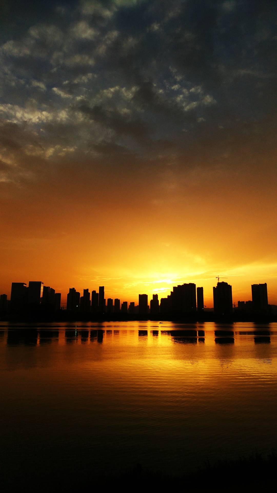 城市湖泊黄昏美景，优质电脑壁纸素材来袭