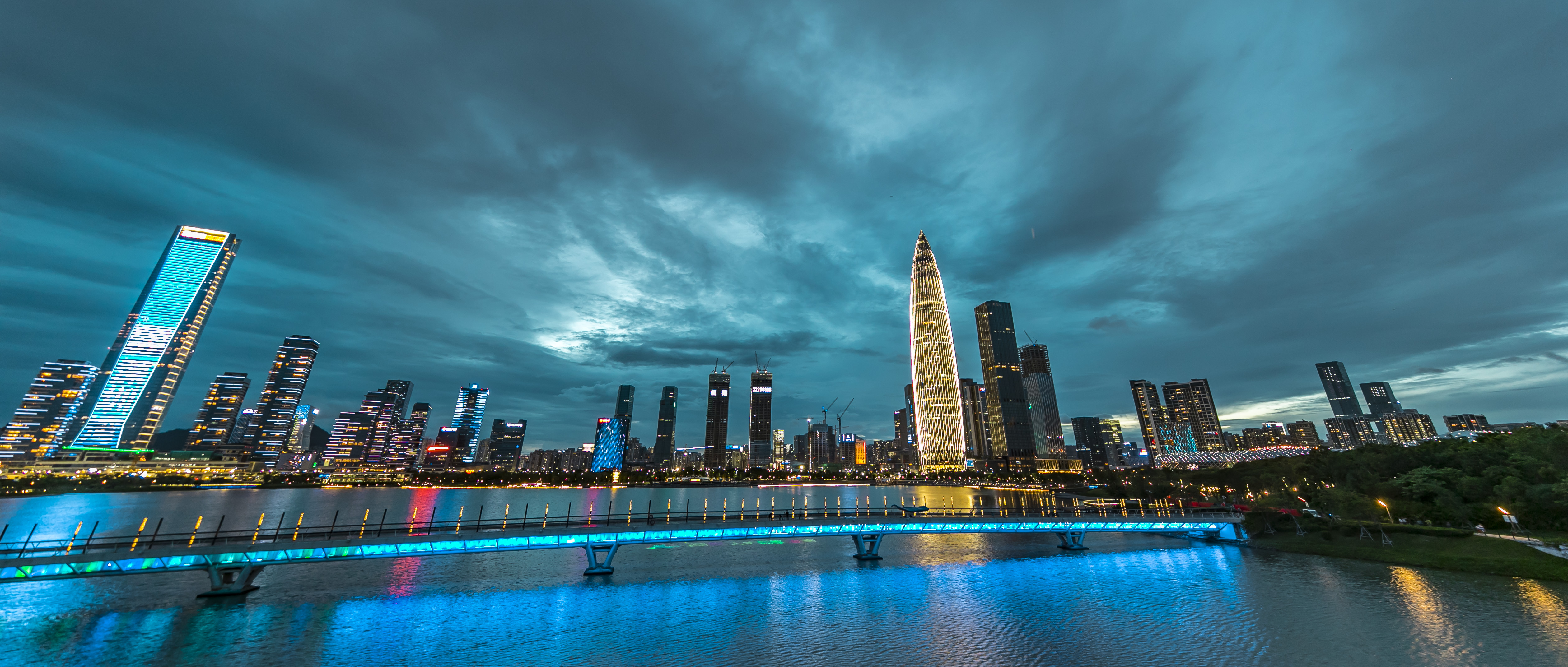 璀璨城市夜景图尽显繁华之美