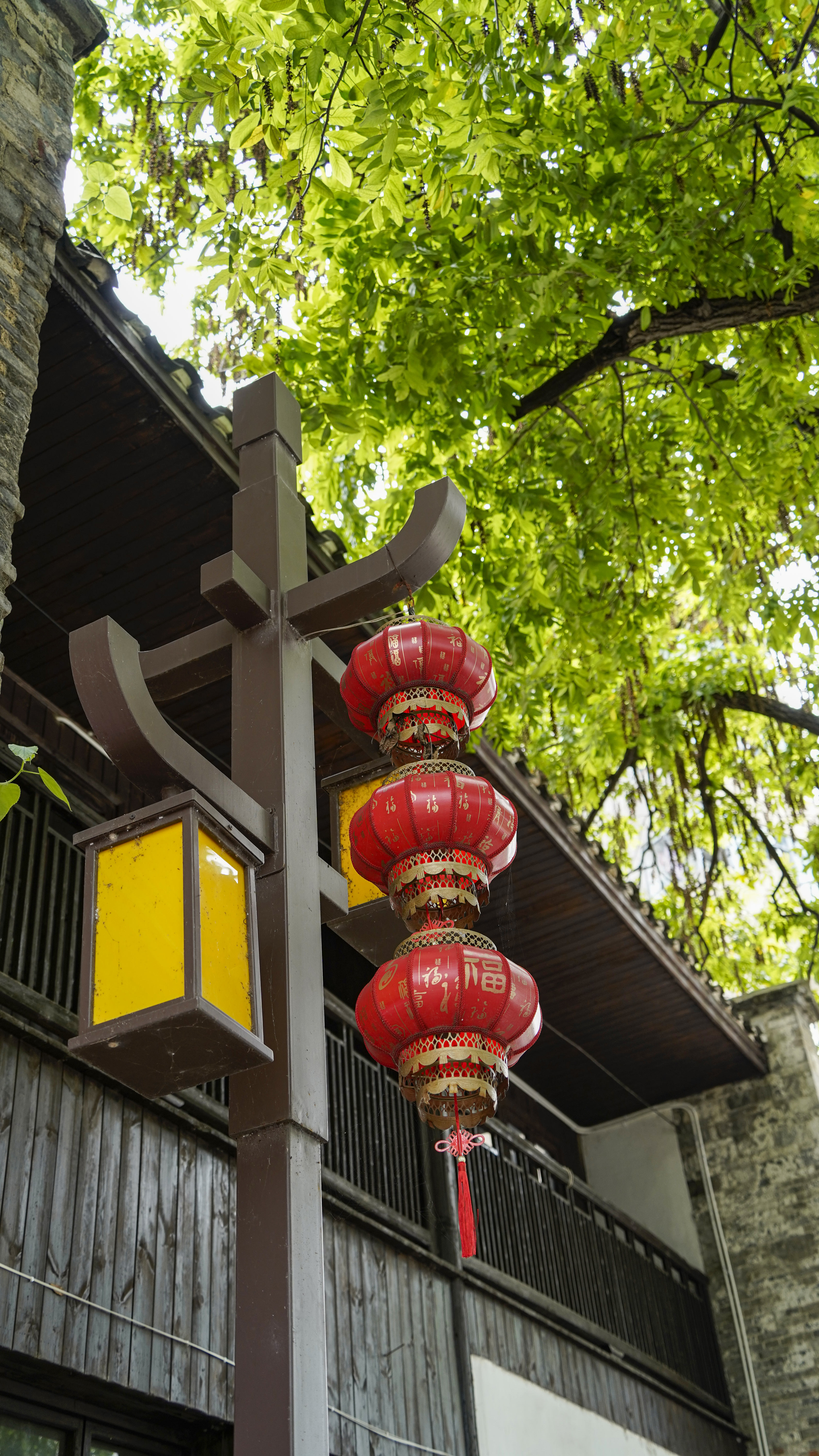 古色古香建筑旁喜庆红灯笼尽显中国风