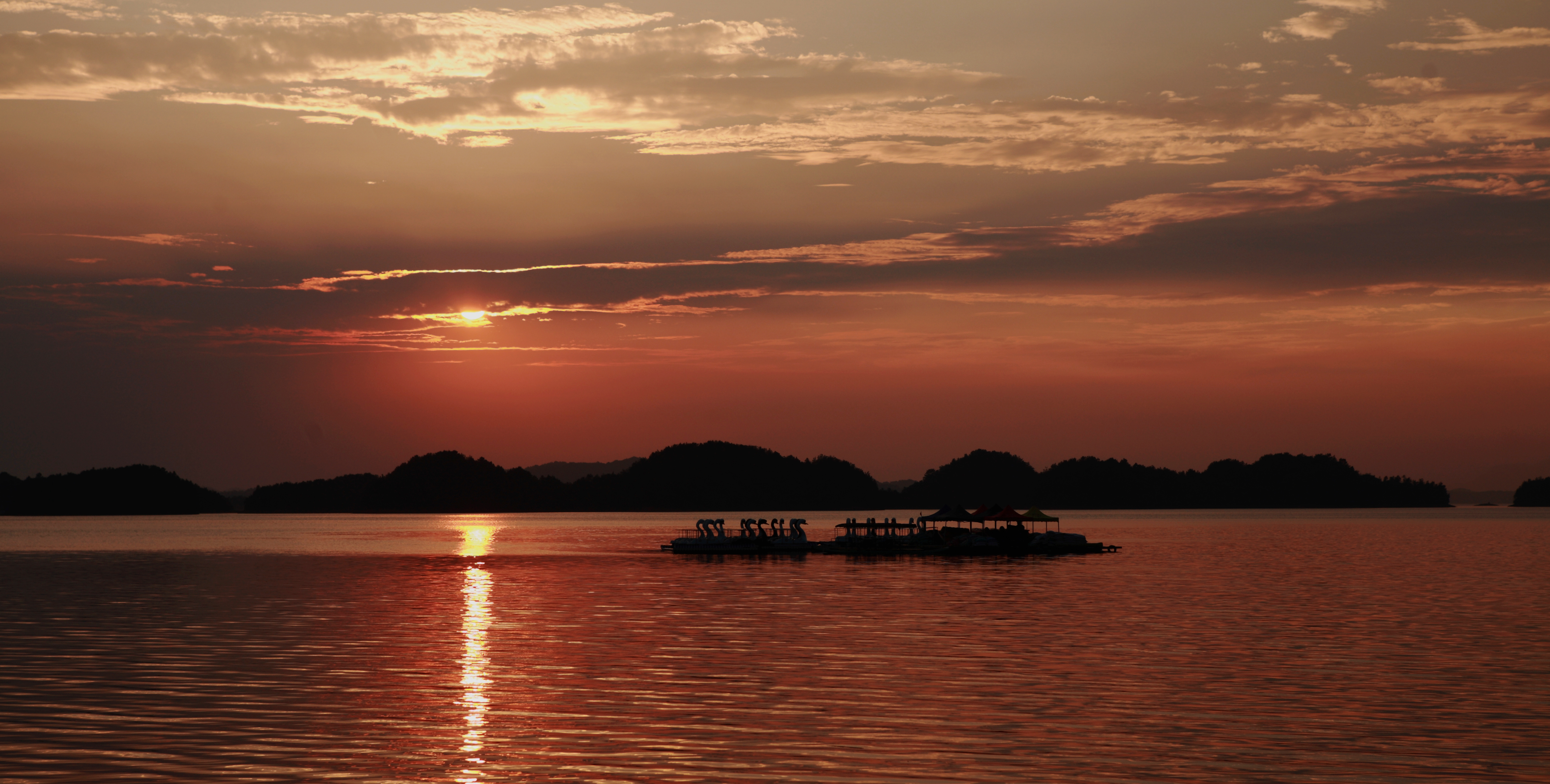 夕阳下的湖泊美景 手机壁纸欣赏