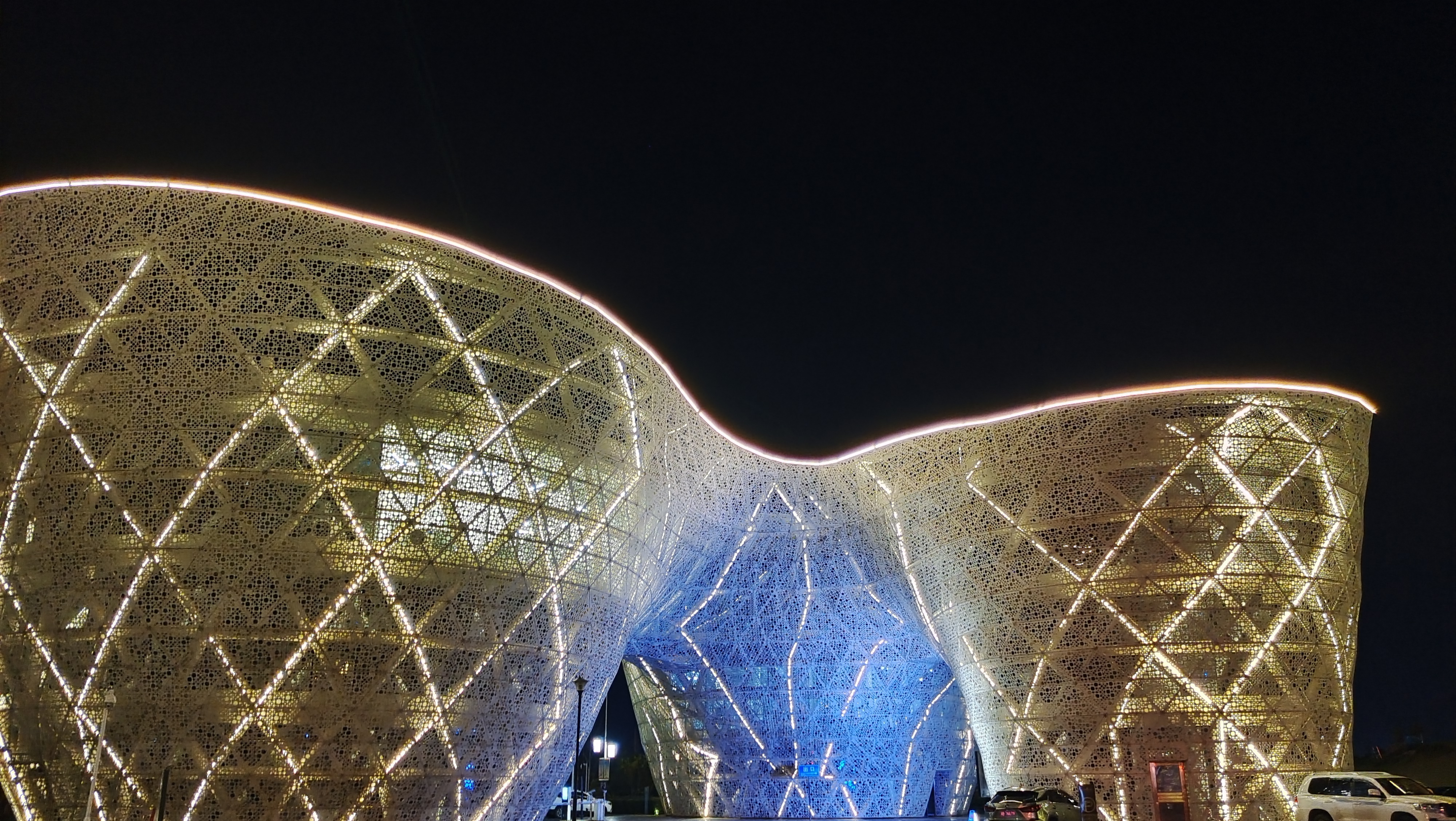 独特造型建筑夜景，尽显时尚魅力