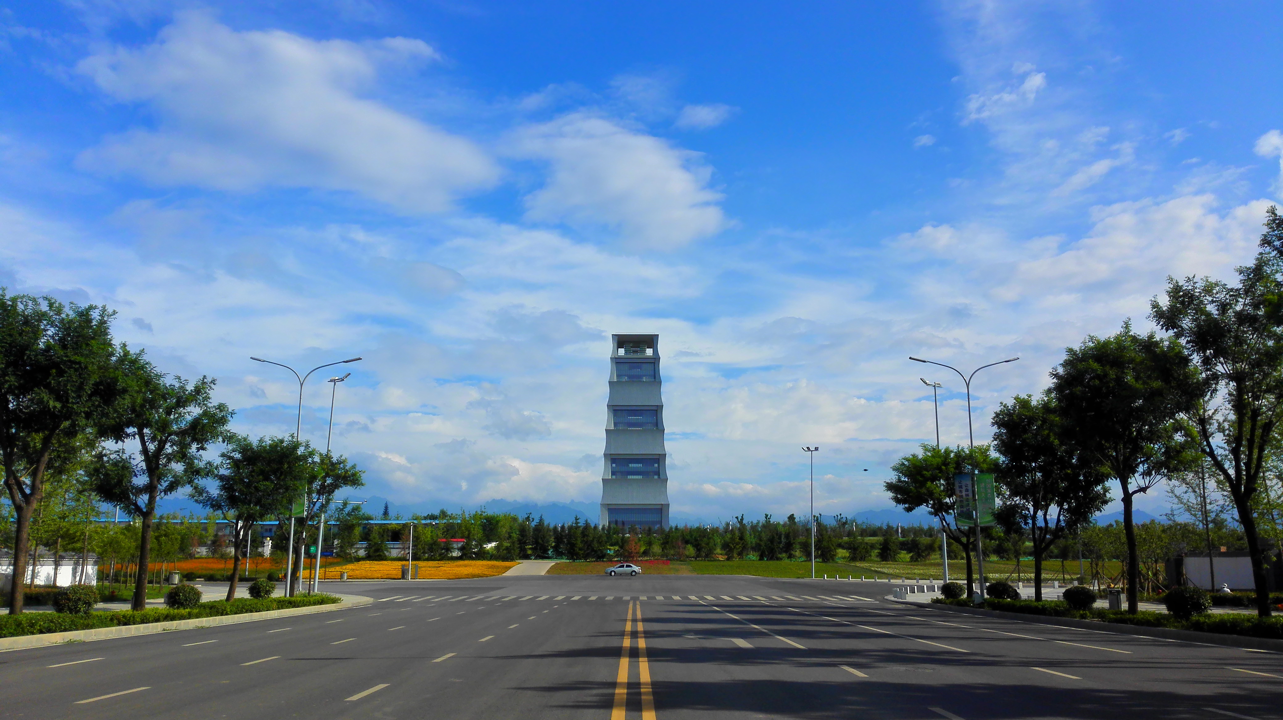 宽阔大道前矗立高塔的城市风景图