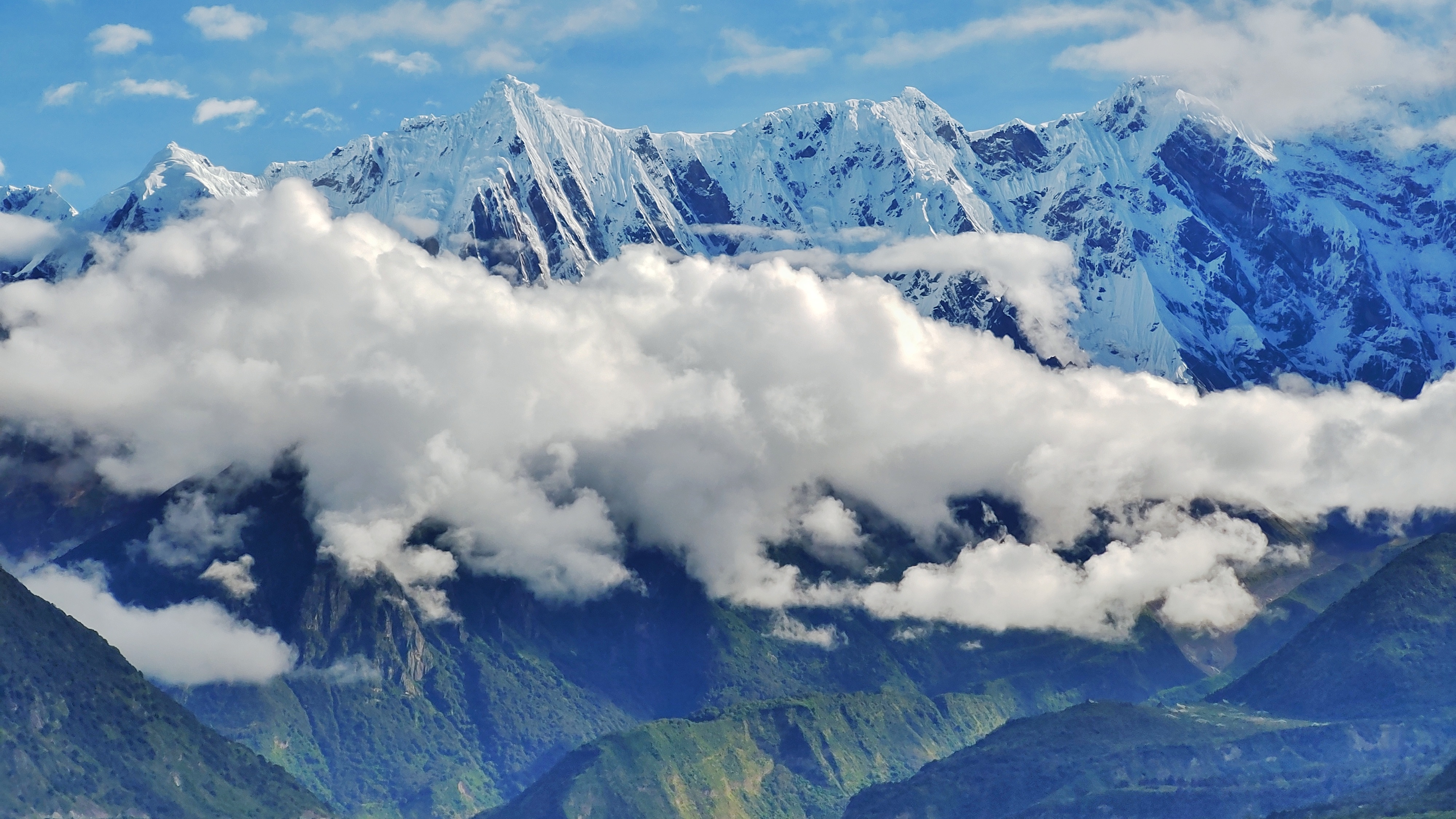 壮观雪山美景图，打造震撼视觉壁纸