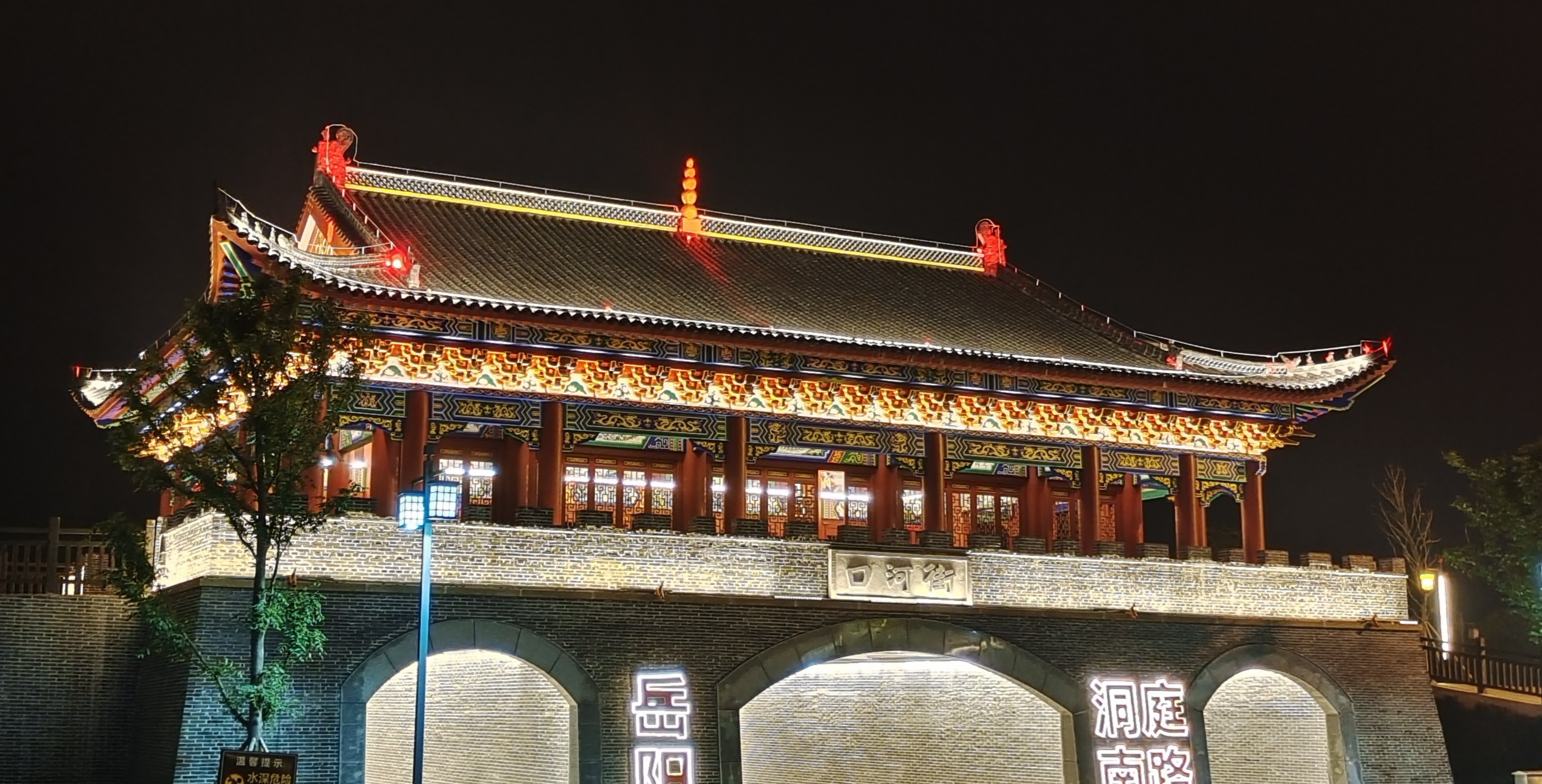 夜晚灯光下的古建筑尽显中国风之美