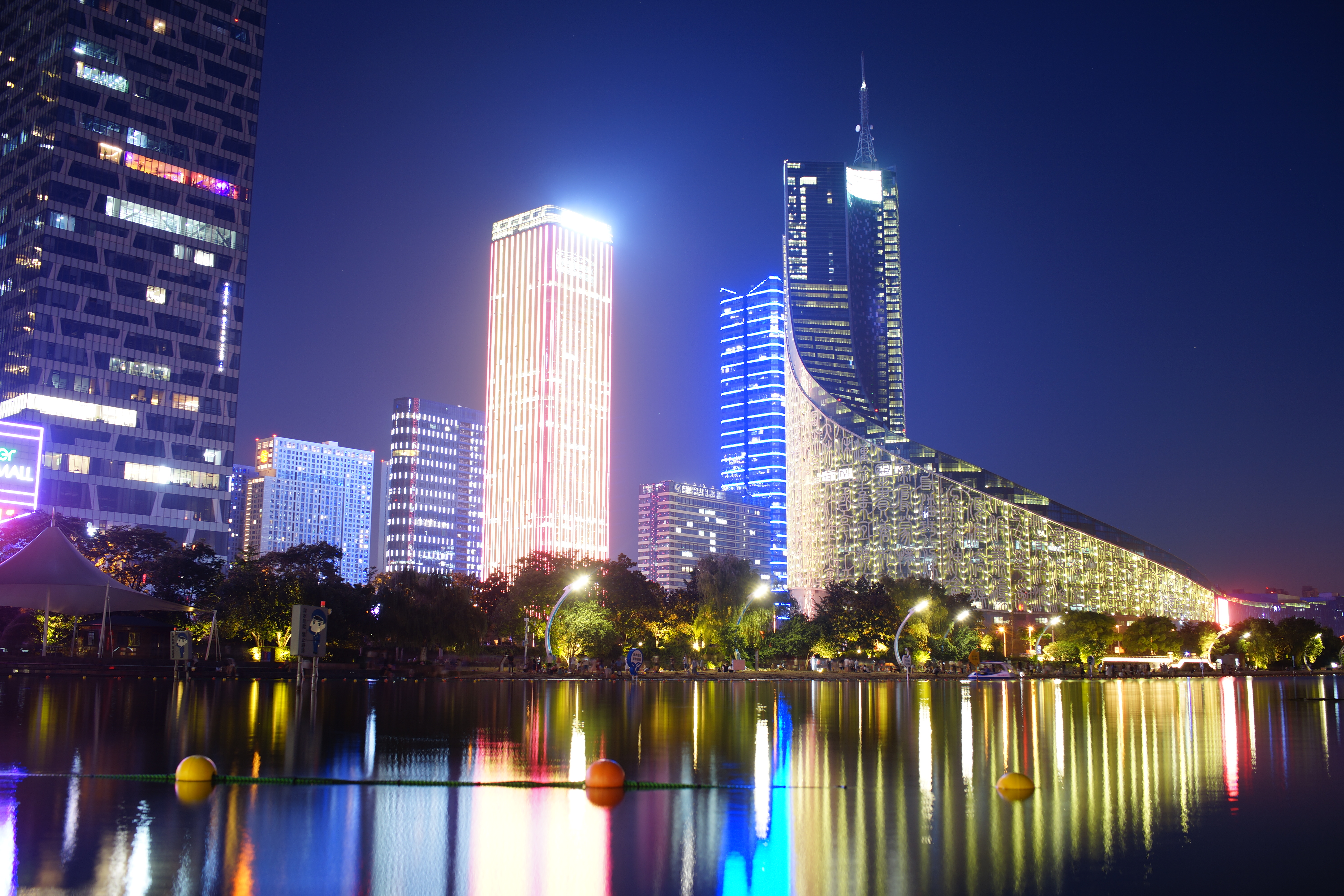 现代都市夜景璀璨 城市地标尽显时尚魅力