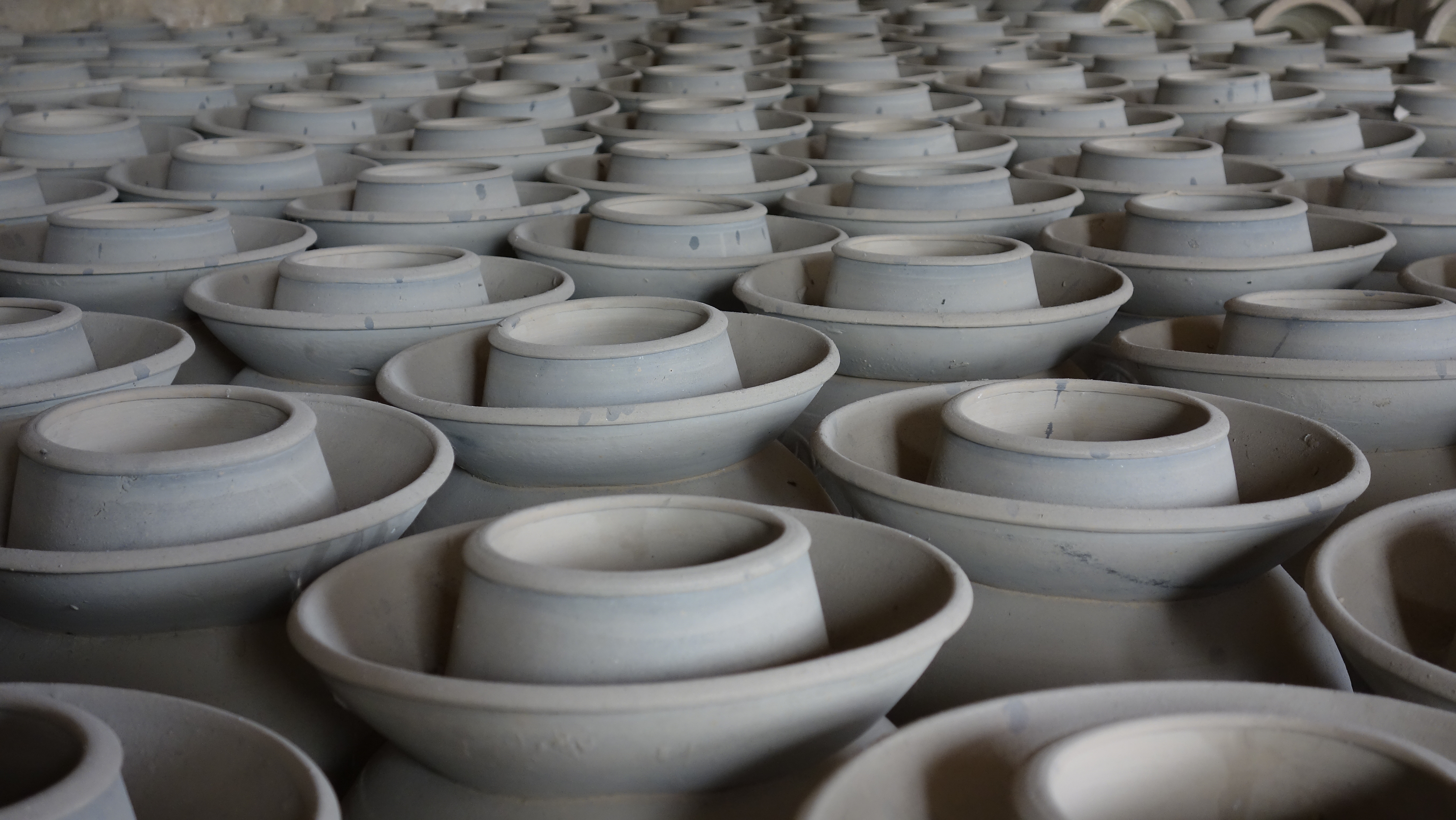 大量灰陶制品展示，尽显传统手工艺之美