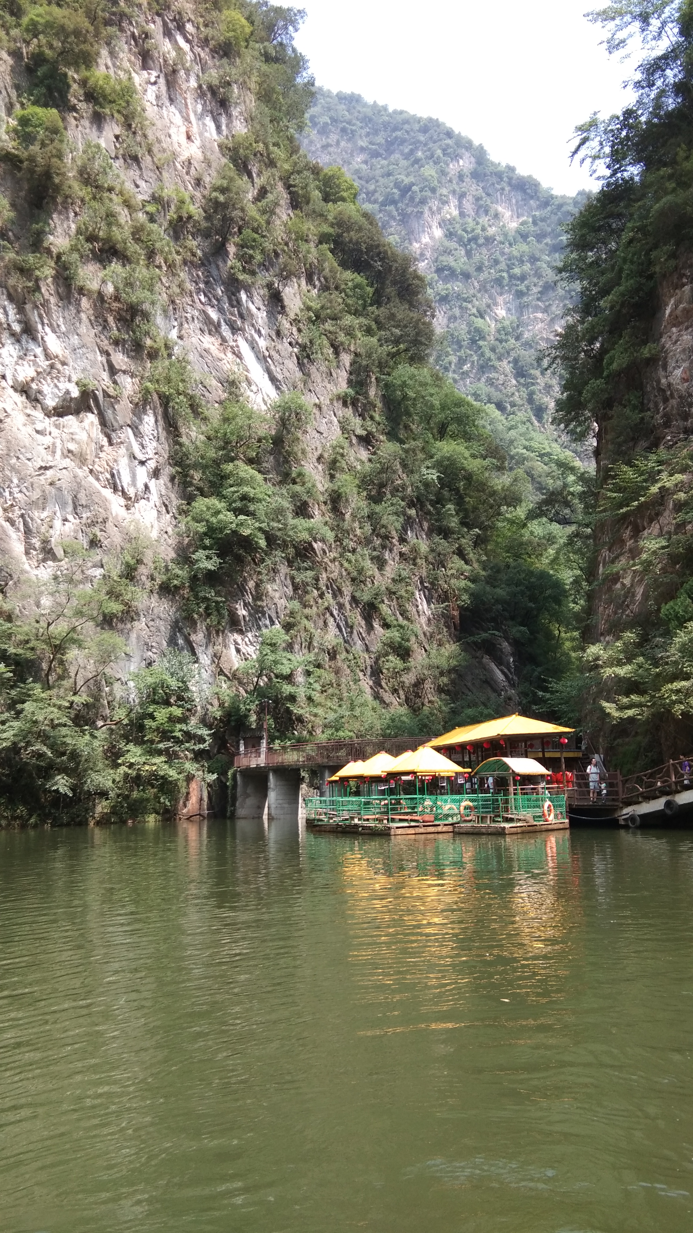 湖泊边山林间的独特景致，赏心悦目的自然景观