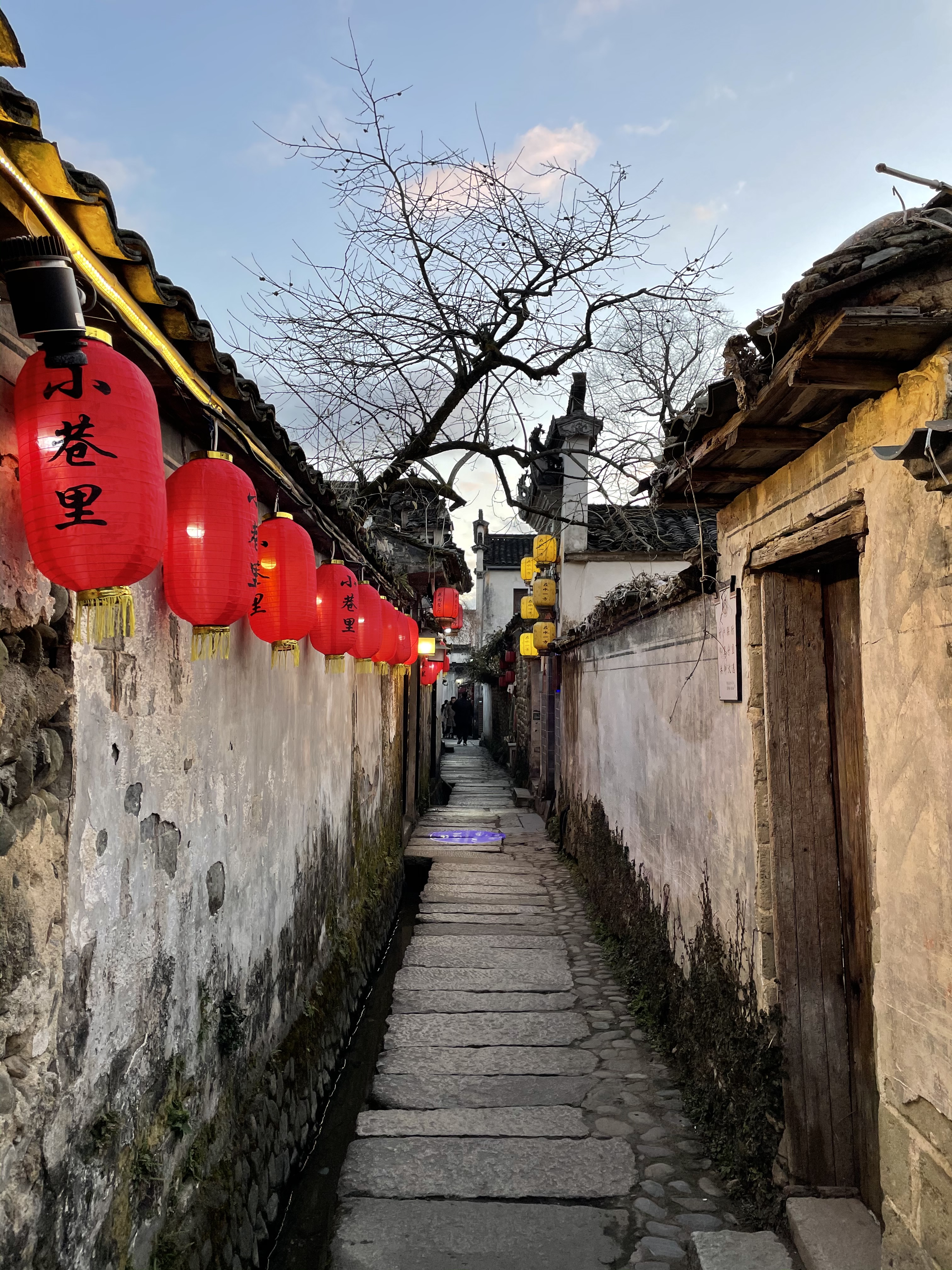 古巷红灯笼高挂，尽显中国风古建筑之美