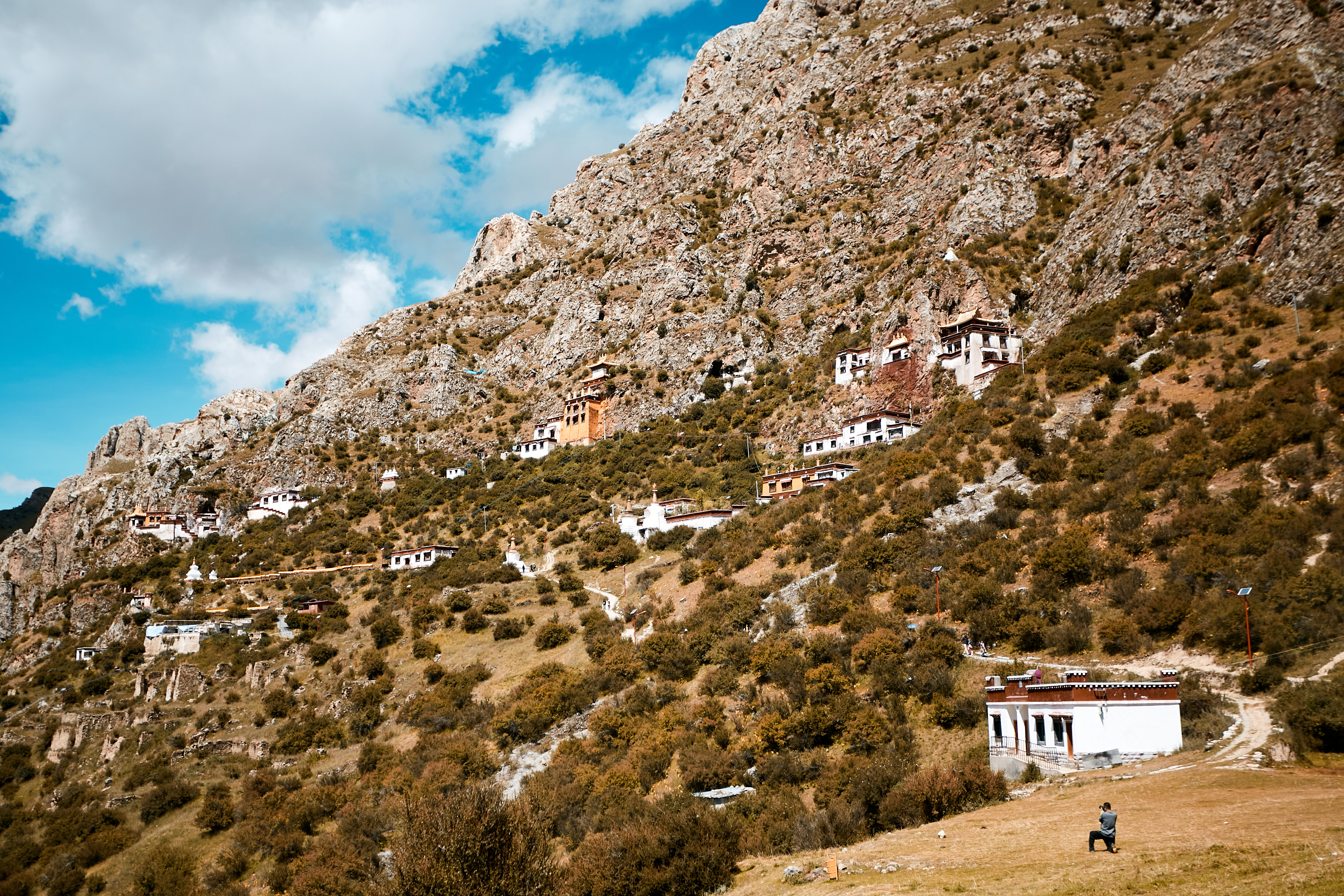 山间独特建筑群，户外旅行必看风景