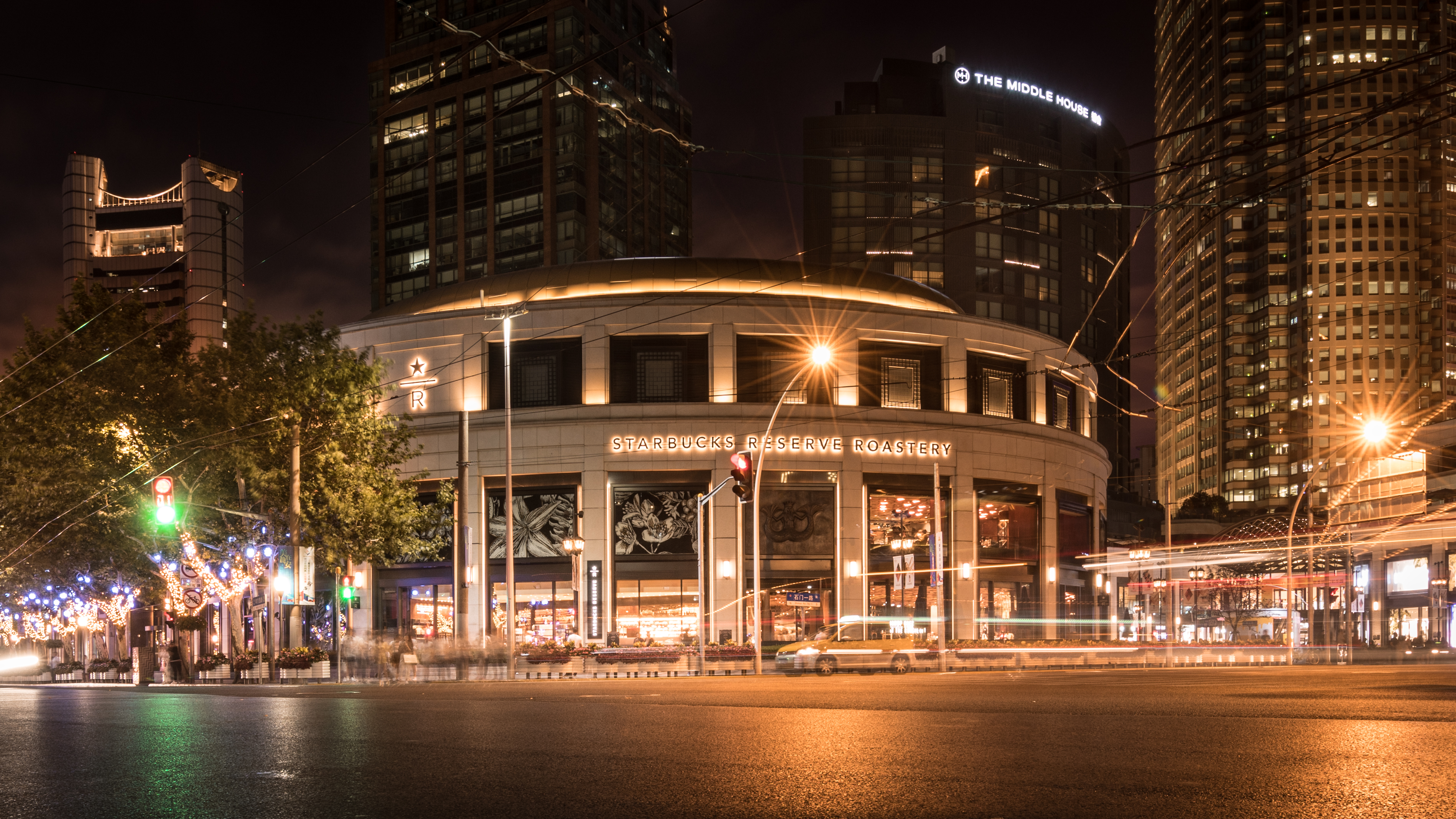 夜晚繁华都市中的星巴克臻选咖啡门店