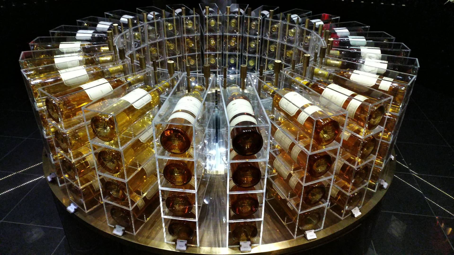 精美透明酒架，展示多样酒水饮品的魅力