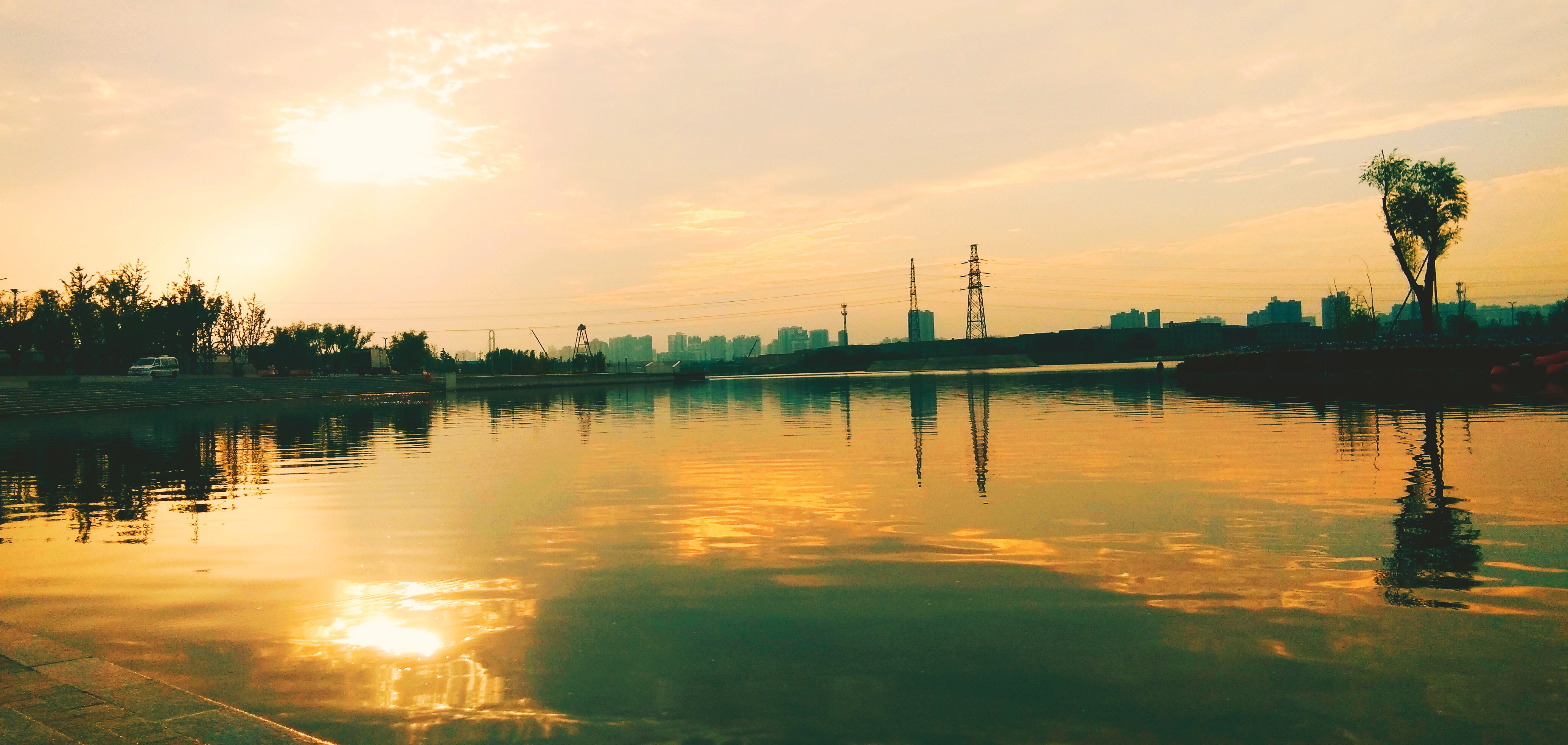 夕阳下的湖泊美景 优质手机壁纸素材