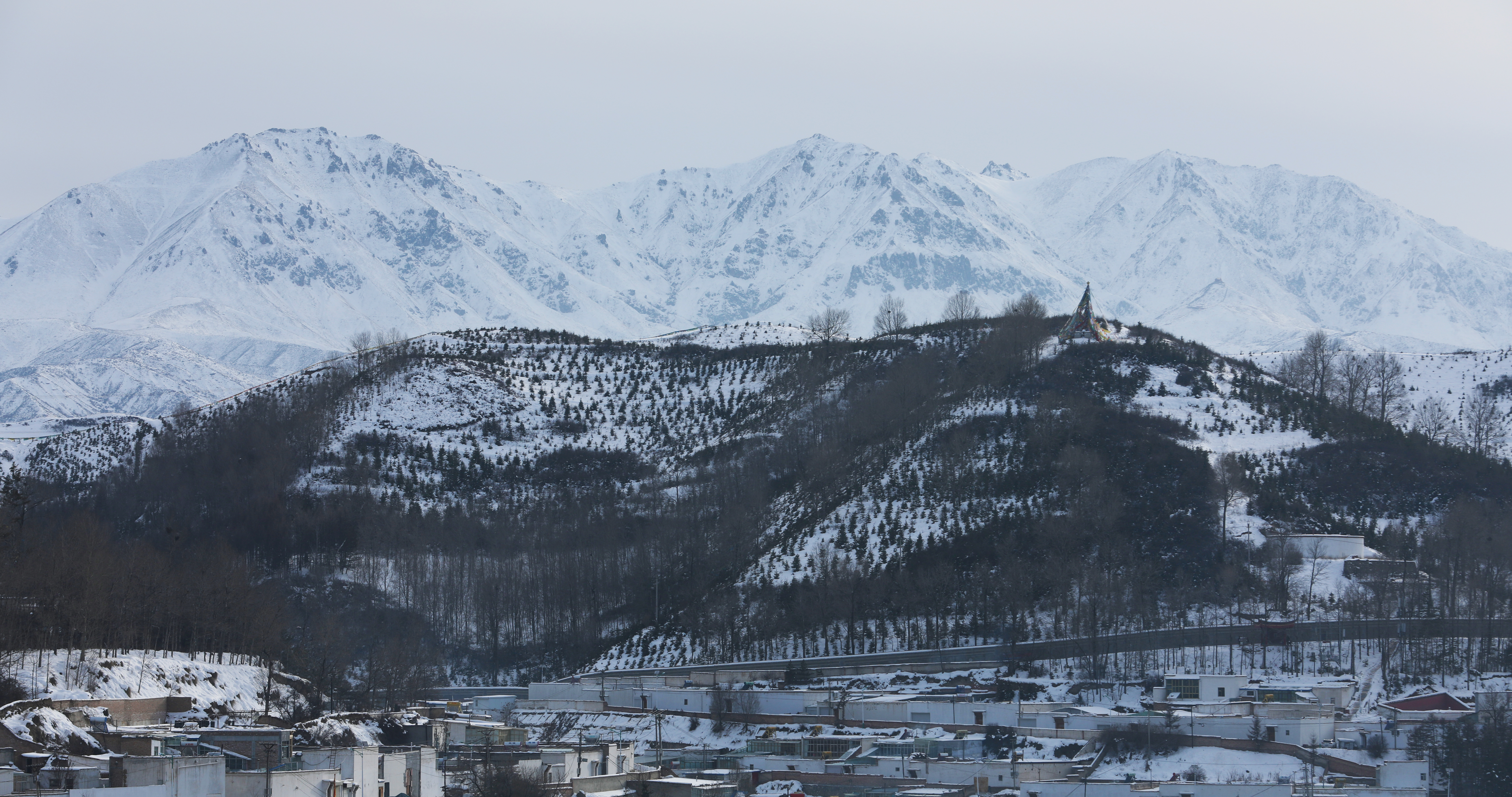雪山下的美丽乡村，冬日壁纸惊艳来袭