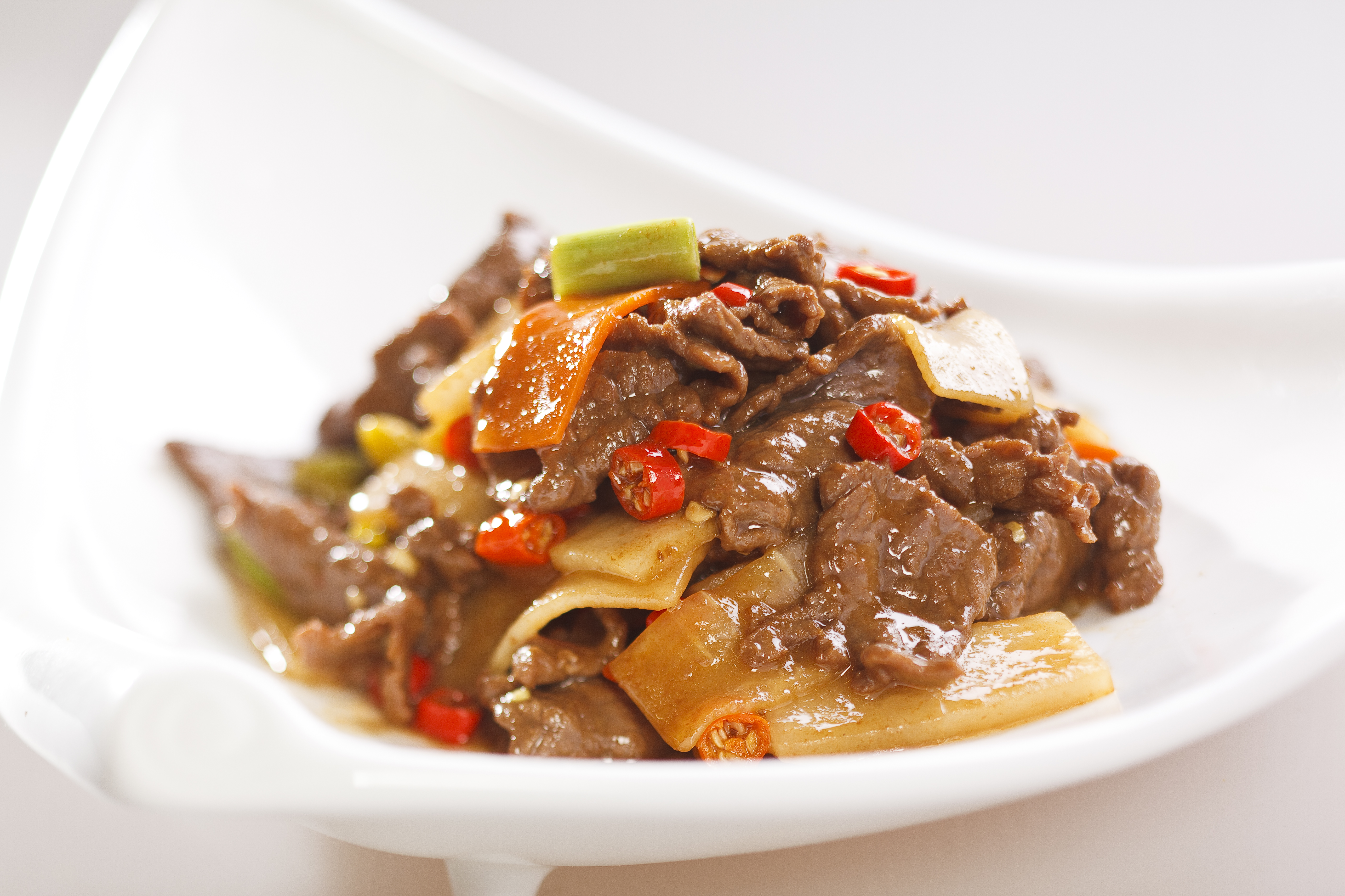 美味牛肉小炒，经典中餐菜品令人垂涎欲滴