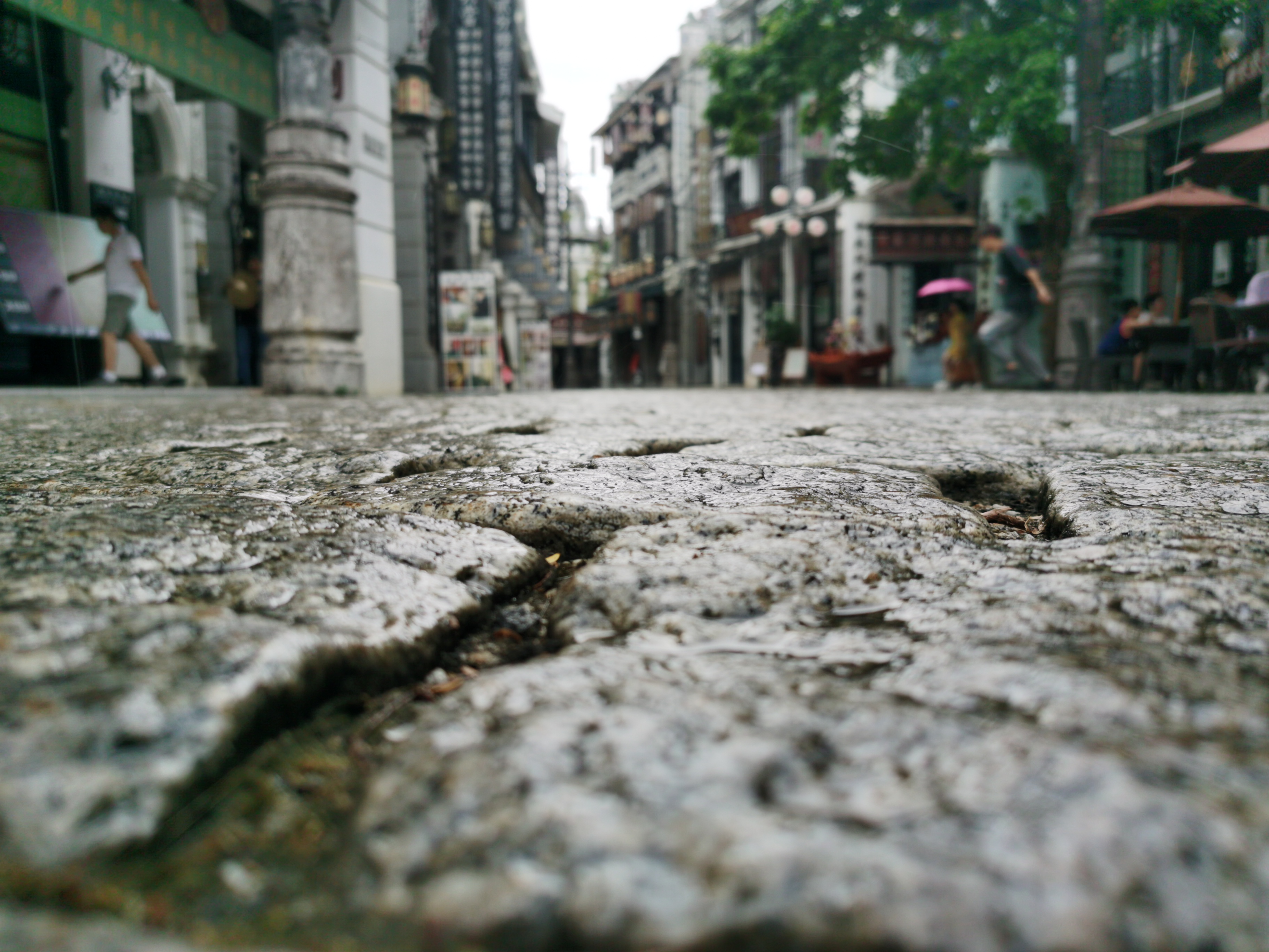 沧桑石板路尽显复古风情的城市街景