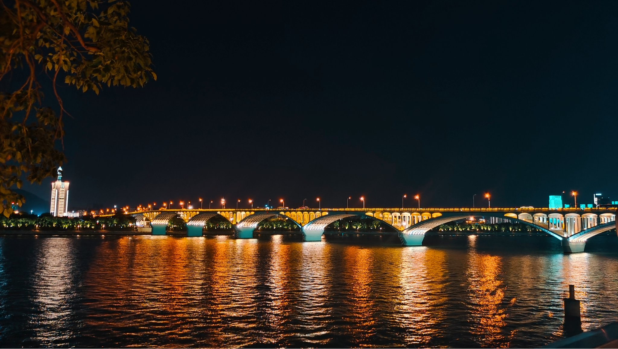 夜色中灯光璀璨的大桥 城市夜景电脑壁纸