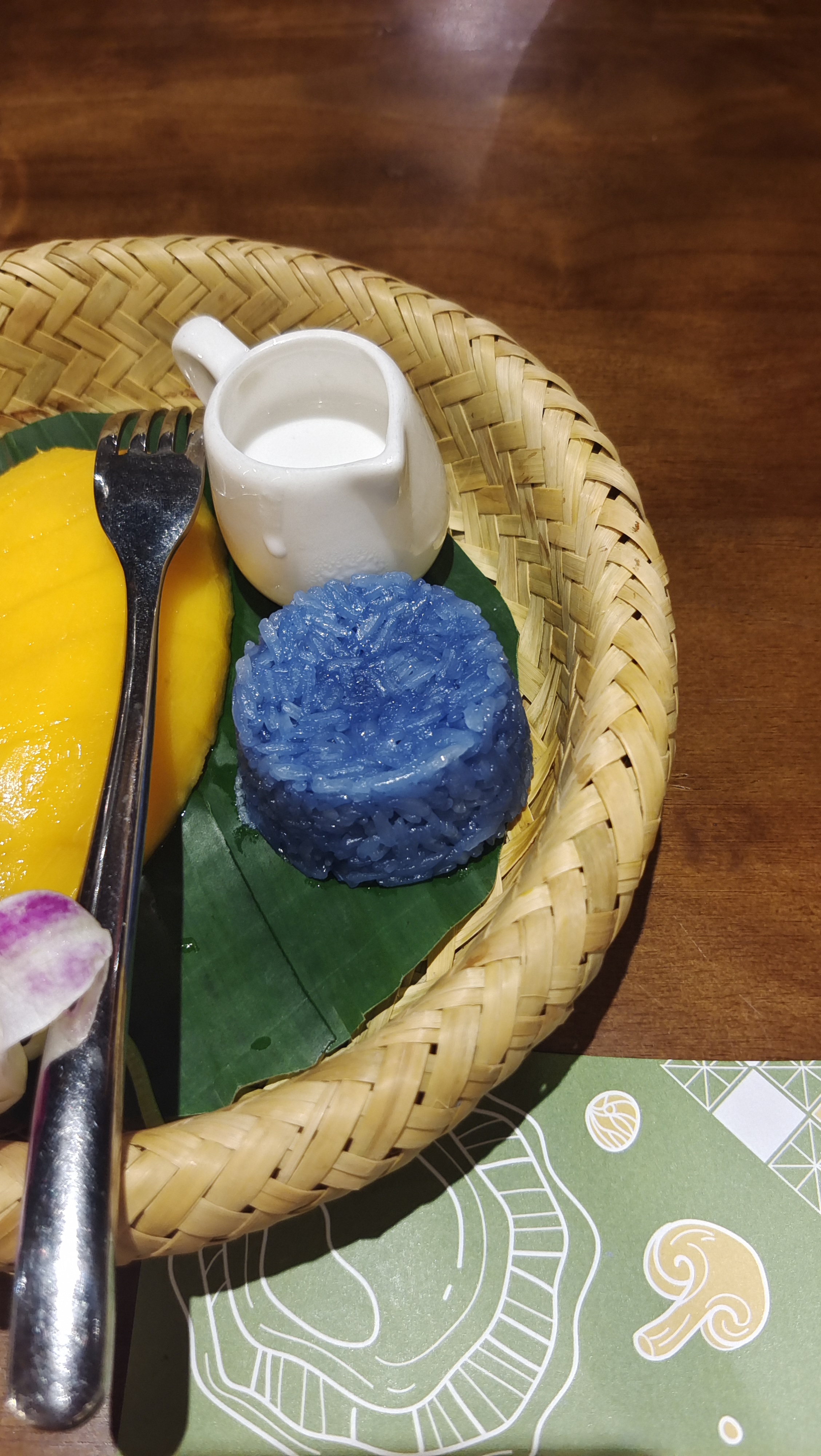 特色糕点搭配新鲜水果，美味诱人的餐点