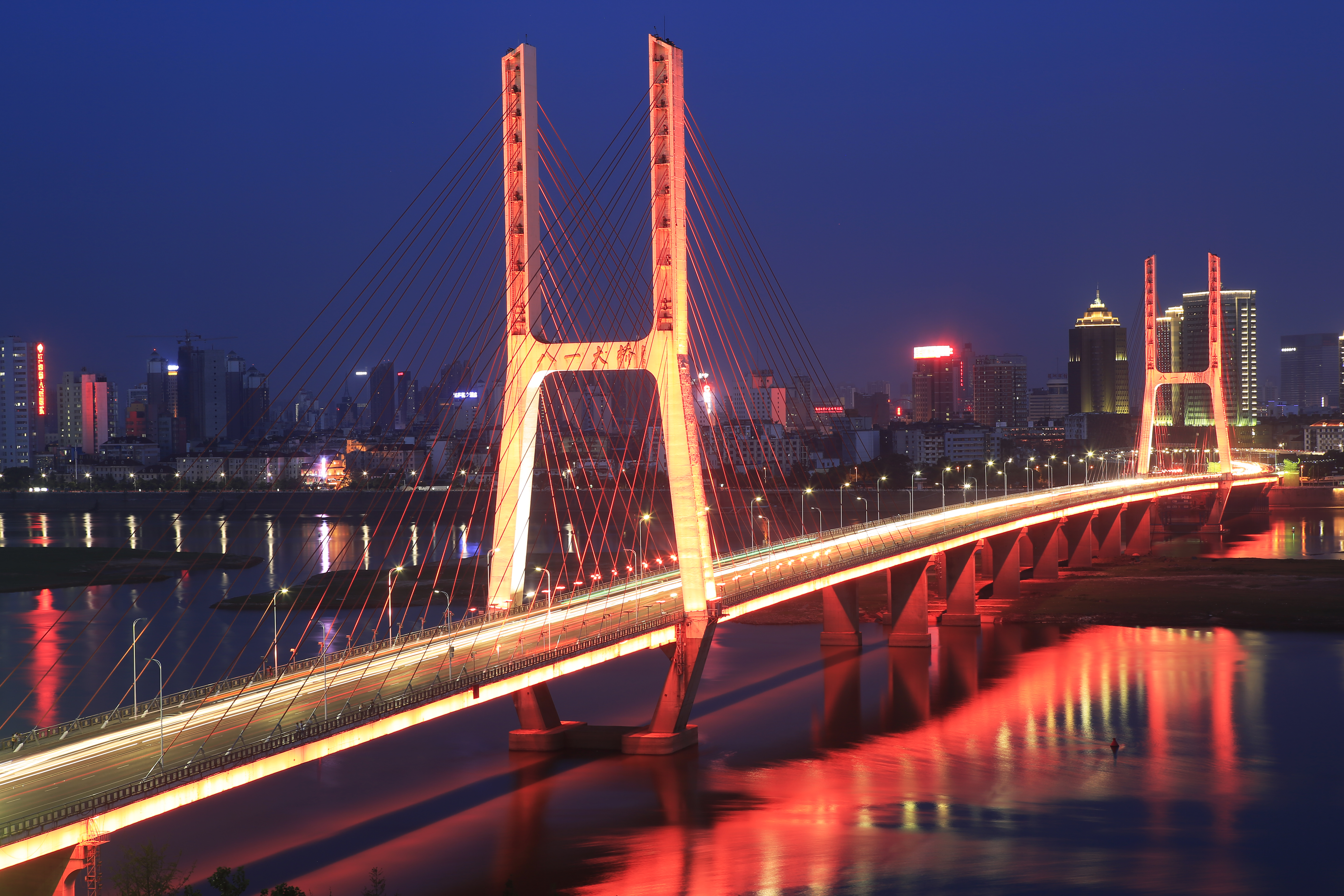 灯火辉煌的城市地标桥梁夜景图