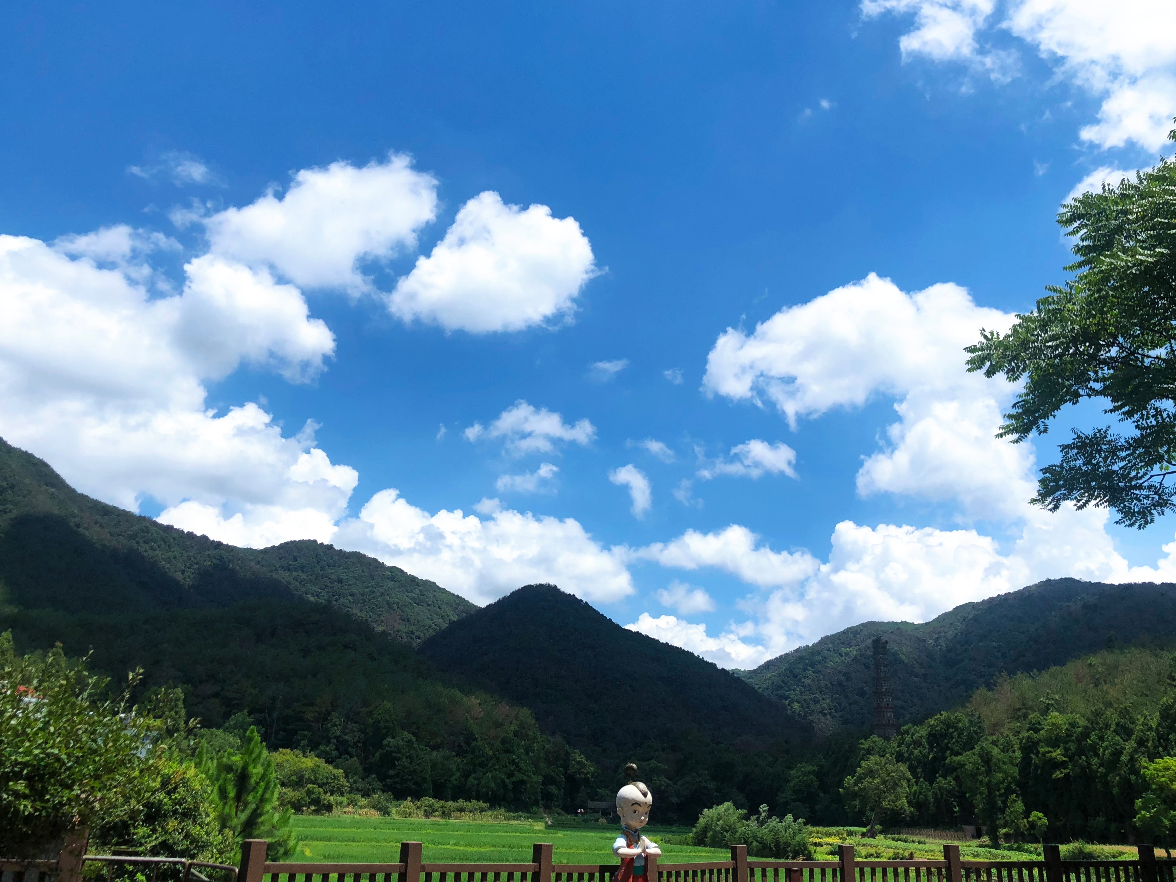 蓝天白云下的乡村美景 电脑壁纸素材