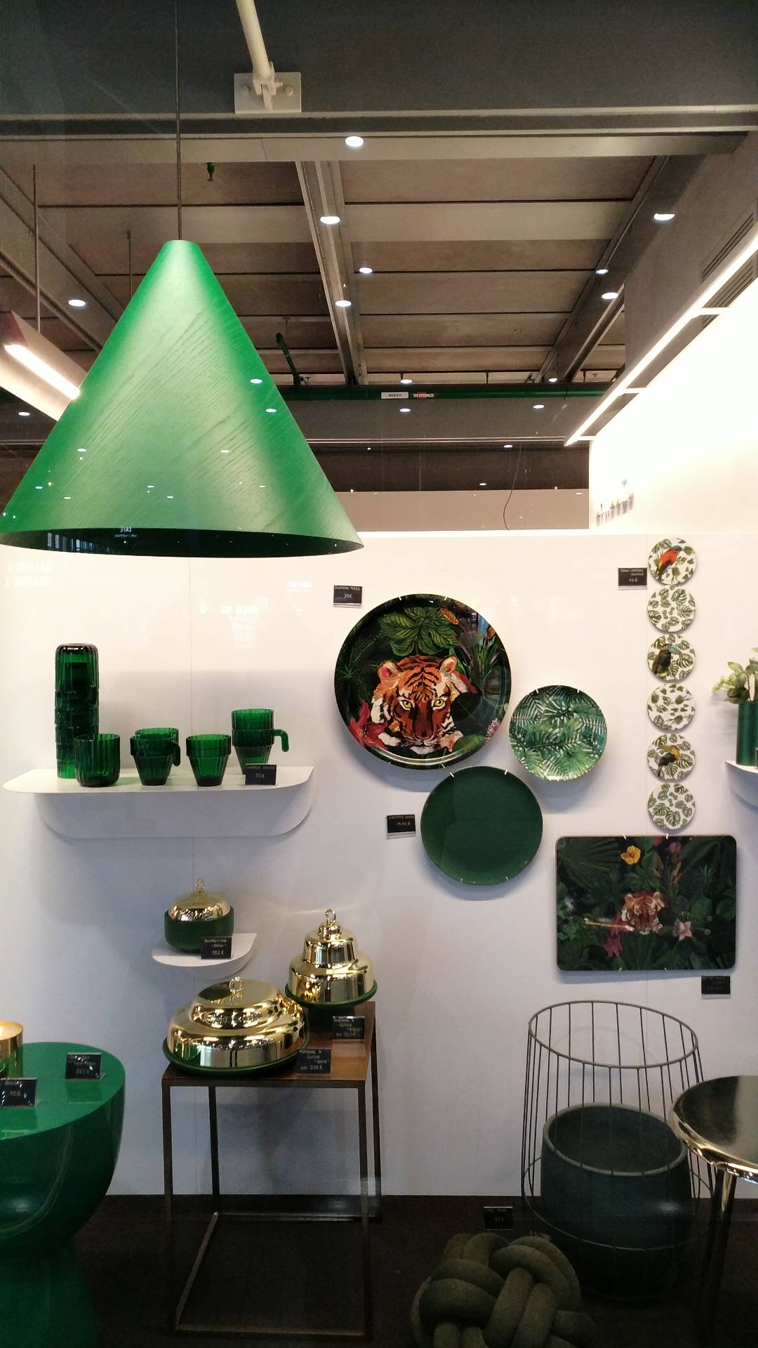 绿色系家居饰品展示，尽显时尚高端风格