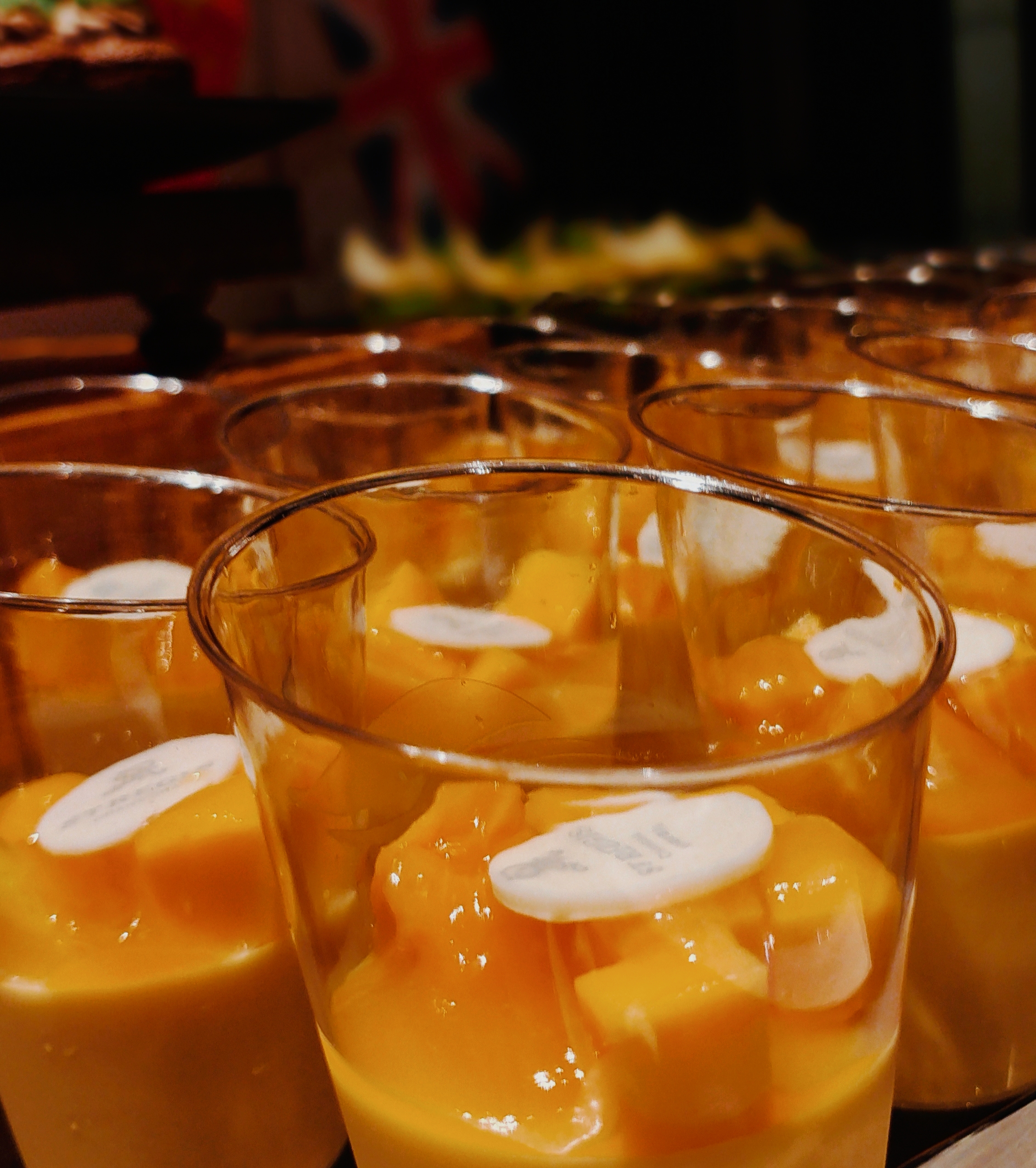 美味芒果饮品杯，视觉味觉的双重享受