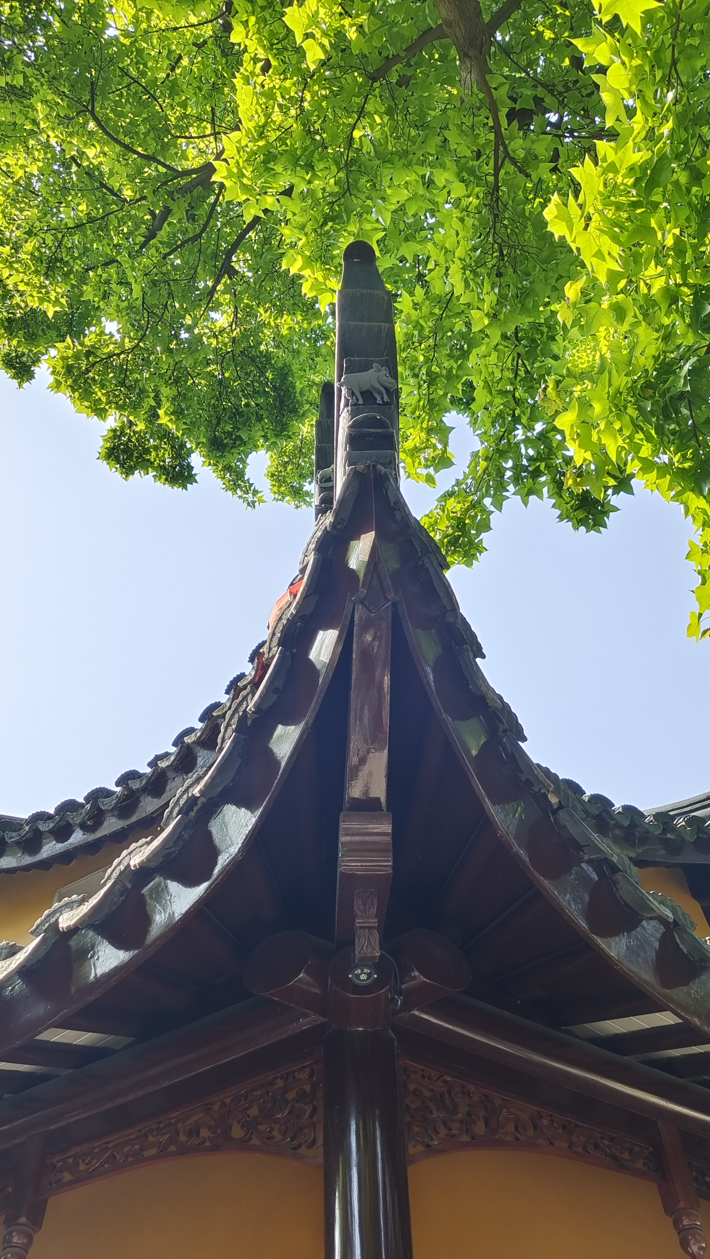 古建筑独特飞檐，展现传统中式之美