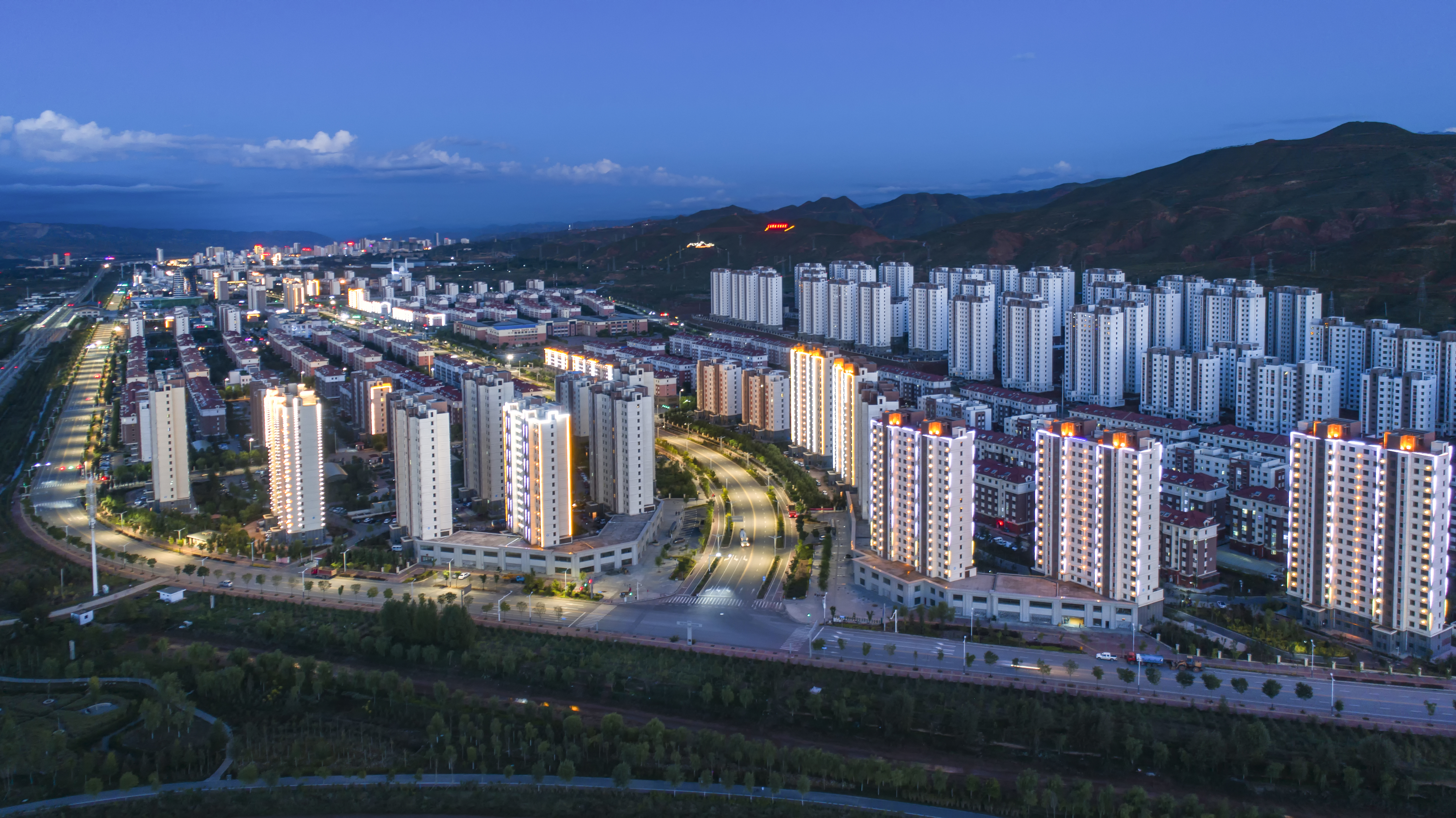 现代化城市夜景图尽显城市繁荣新风貌