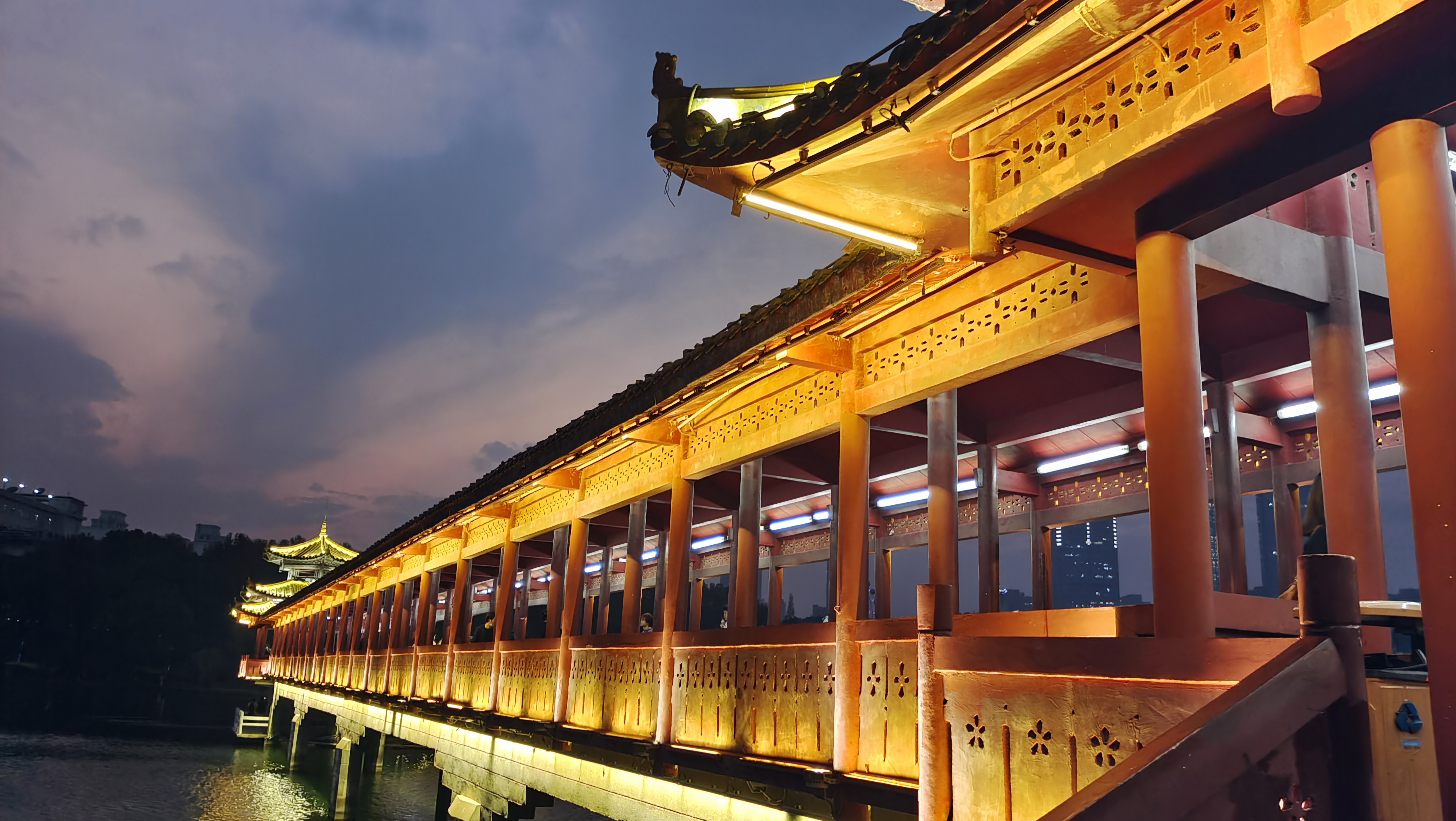 古色古香的古建筑桥梁夜景图美轮美奂
