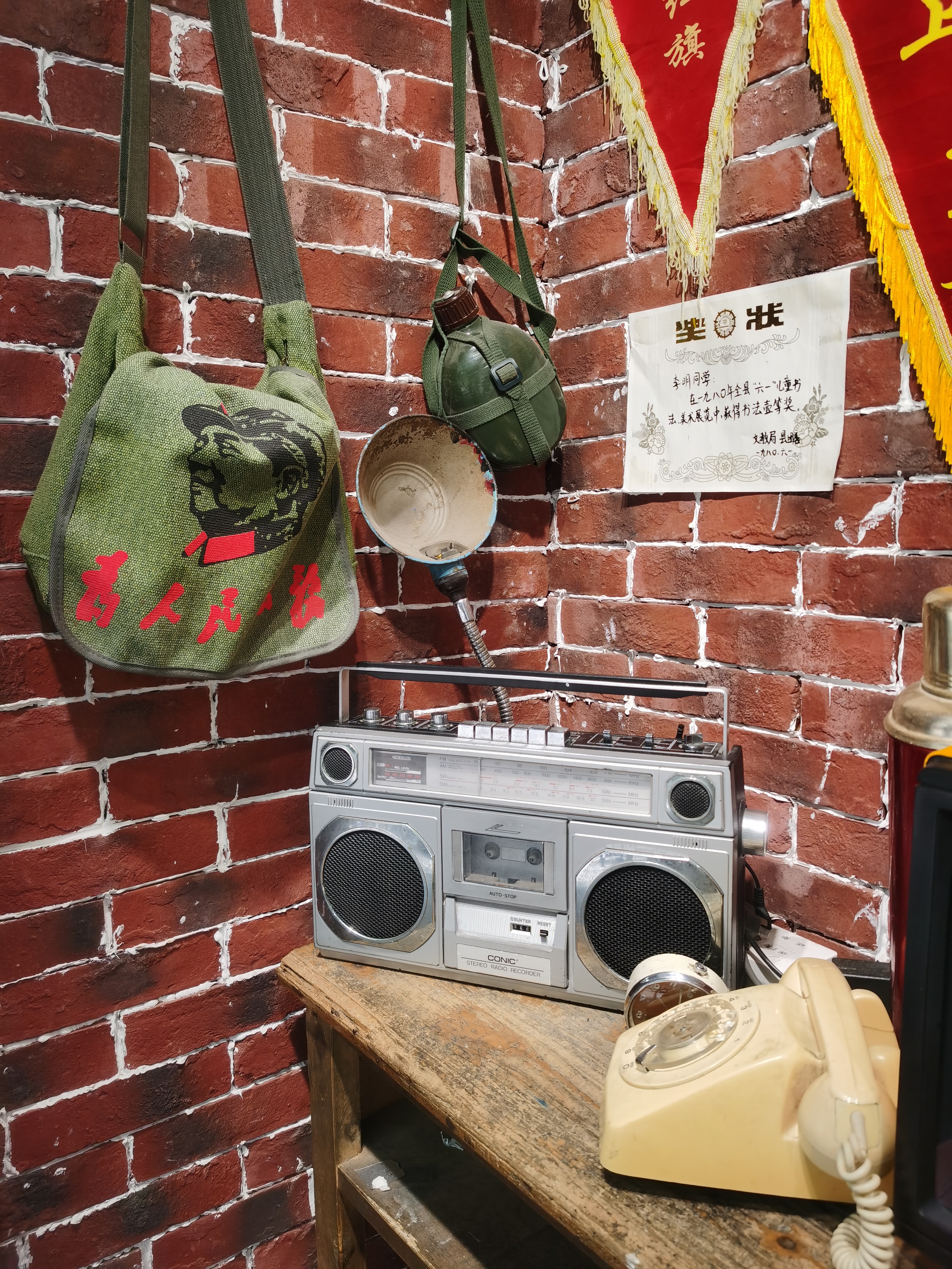 复古怀旧风收音机等老物件勾起旧日回忆