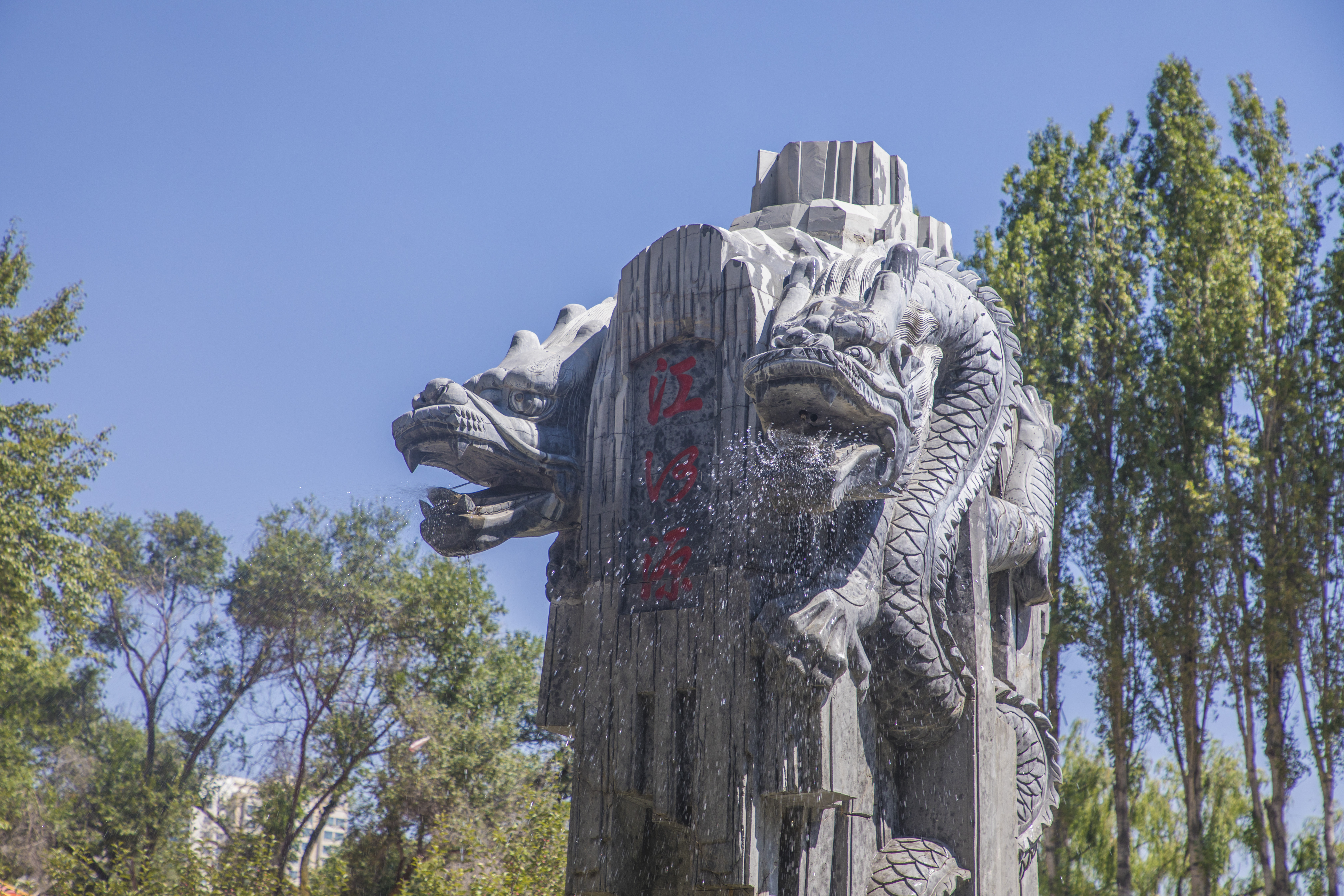 精美双龙造型雕塑 彰显中国风艺术魅力