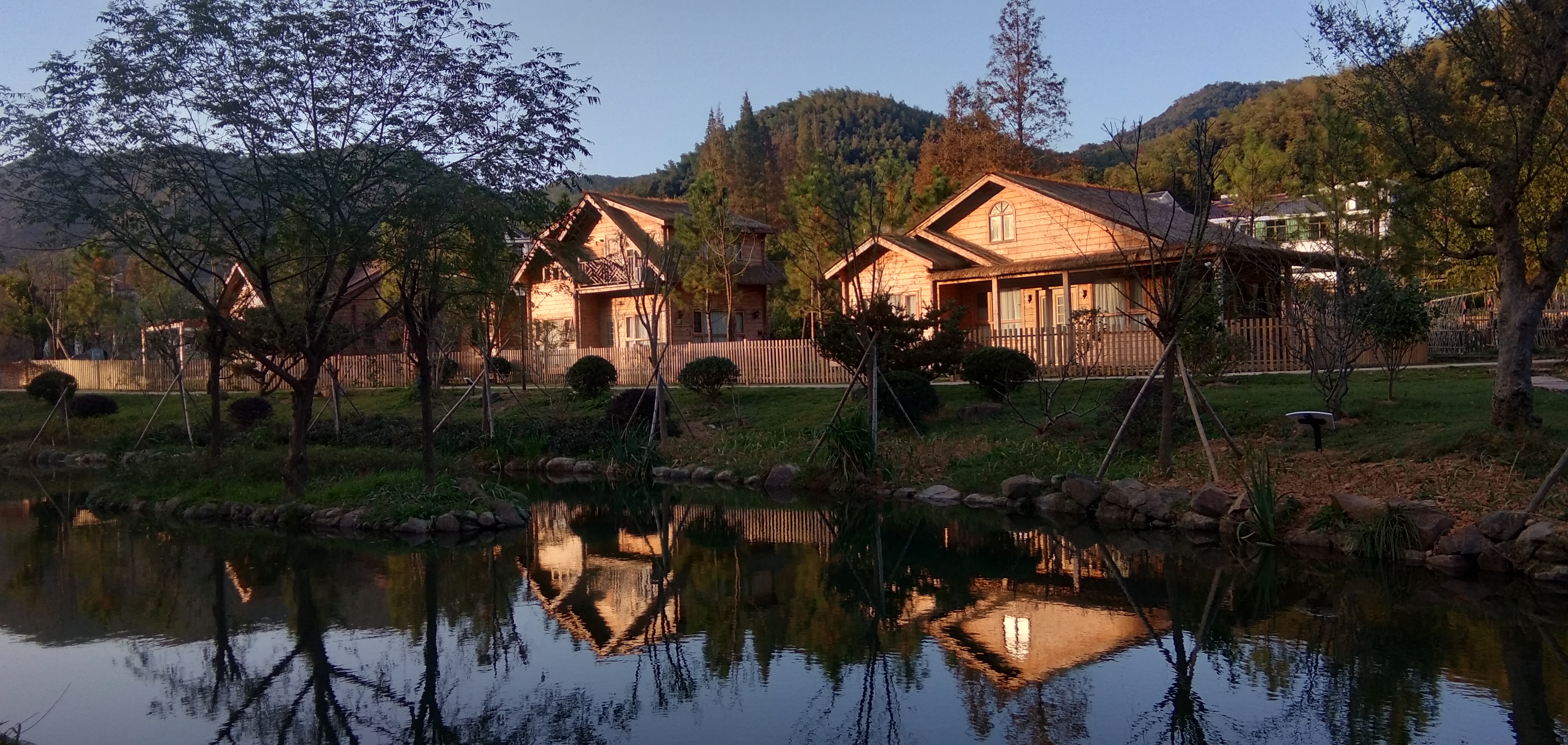 湖畔木屋美景，乡村度假好去处