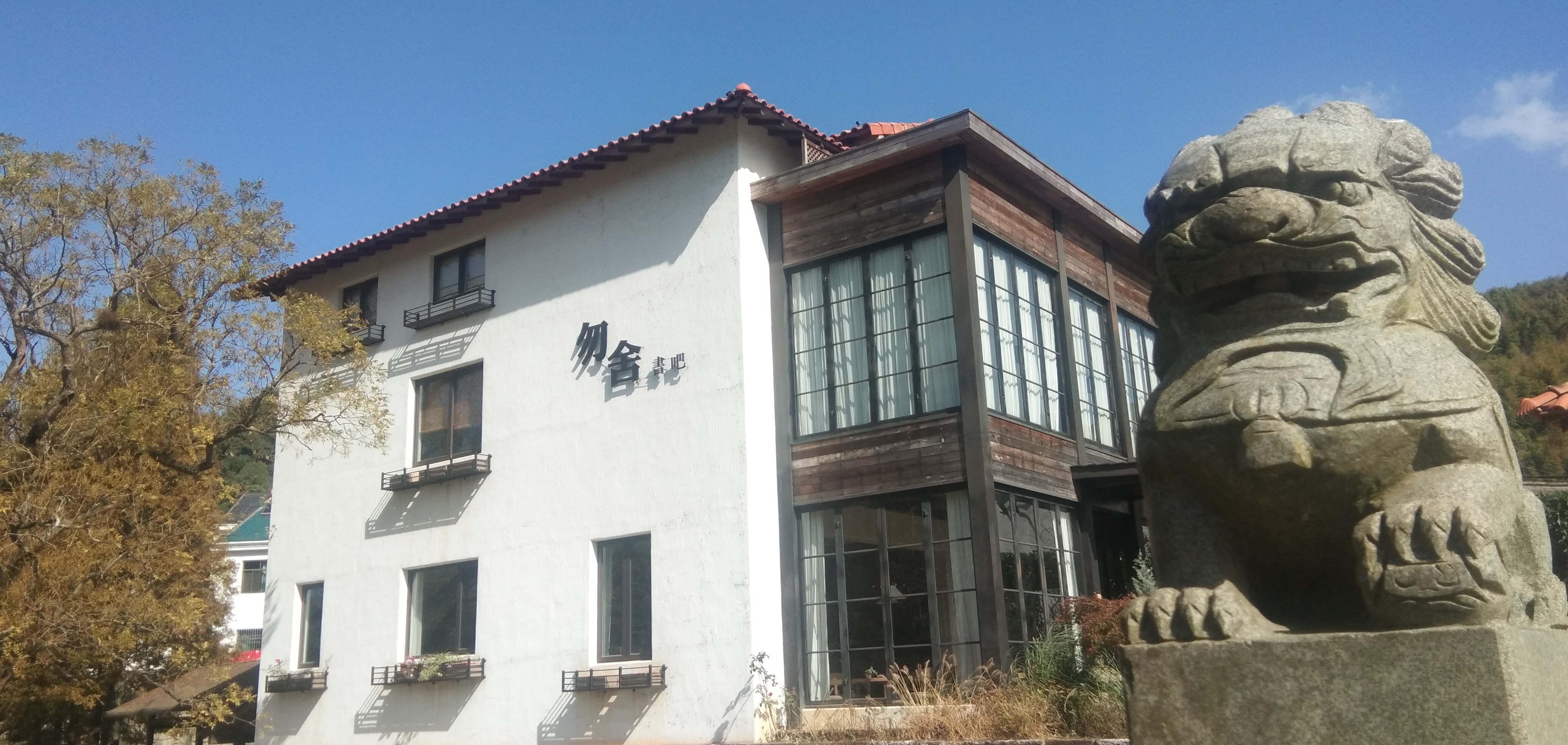 特色建筑前的石狮子 旅游宣传必备素材
