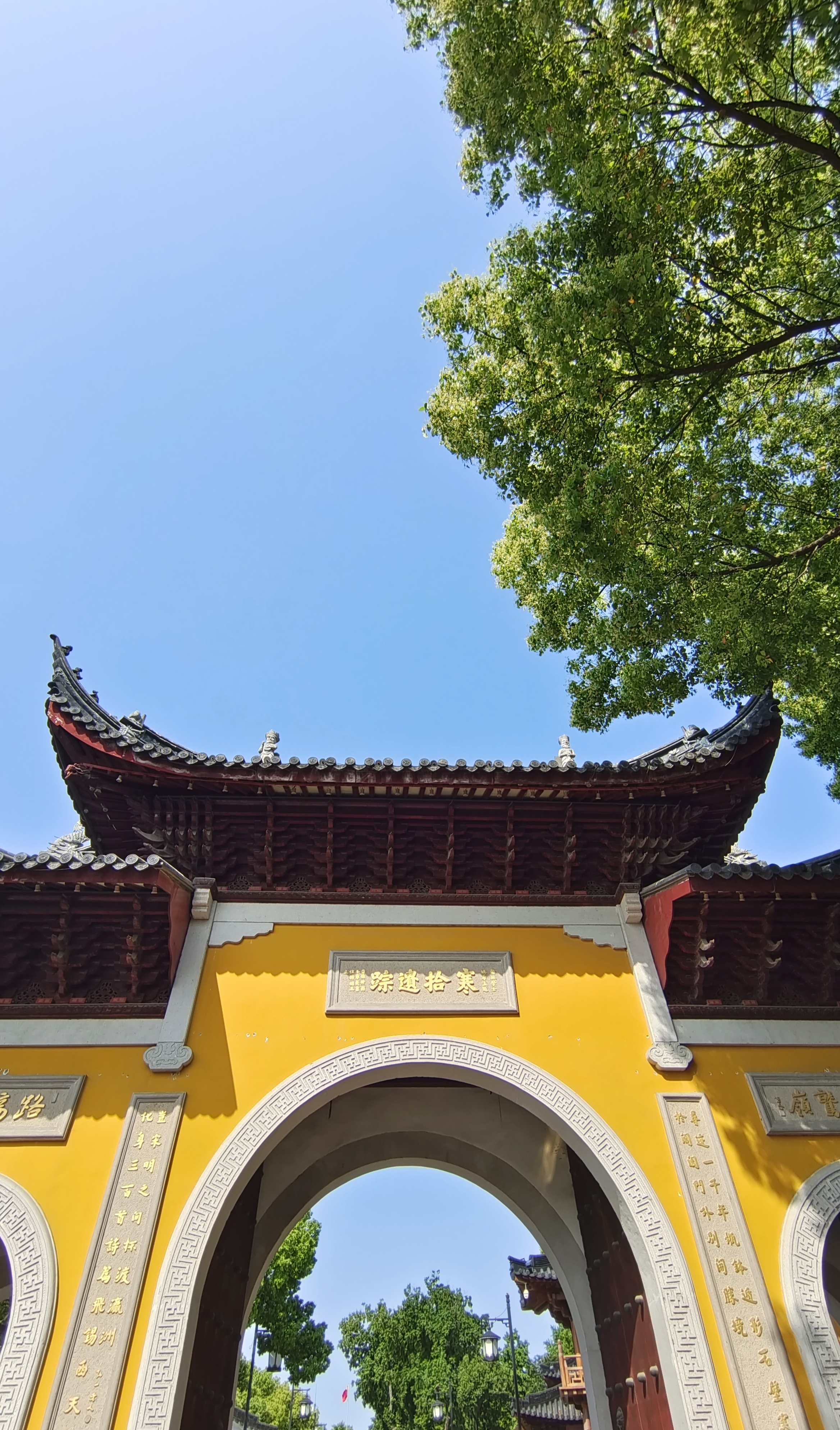 古色古香的黄色牌坊尽显中国风建筑之美
