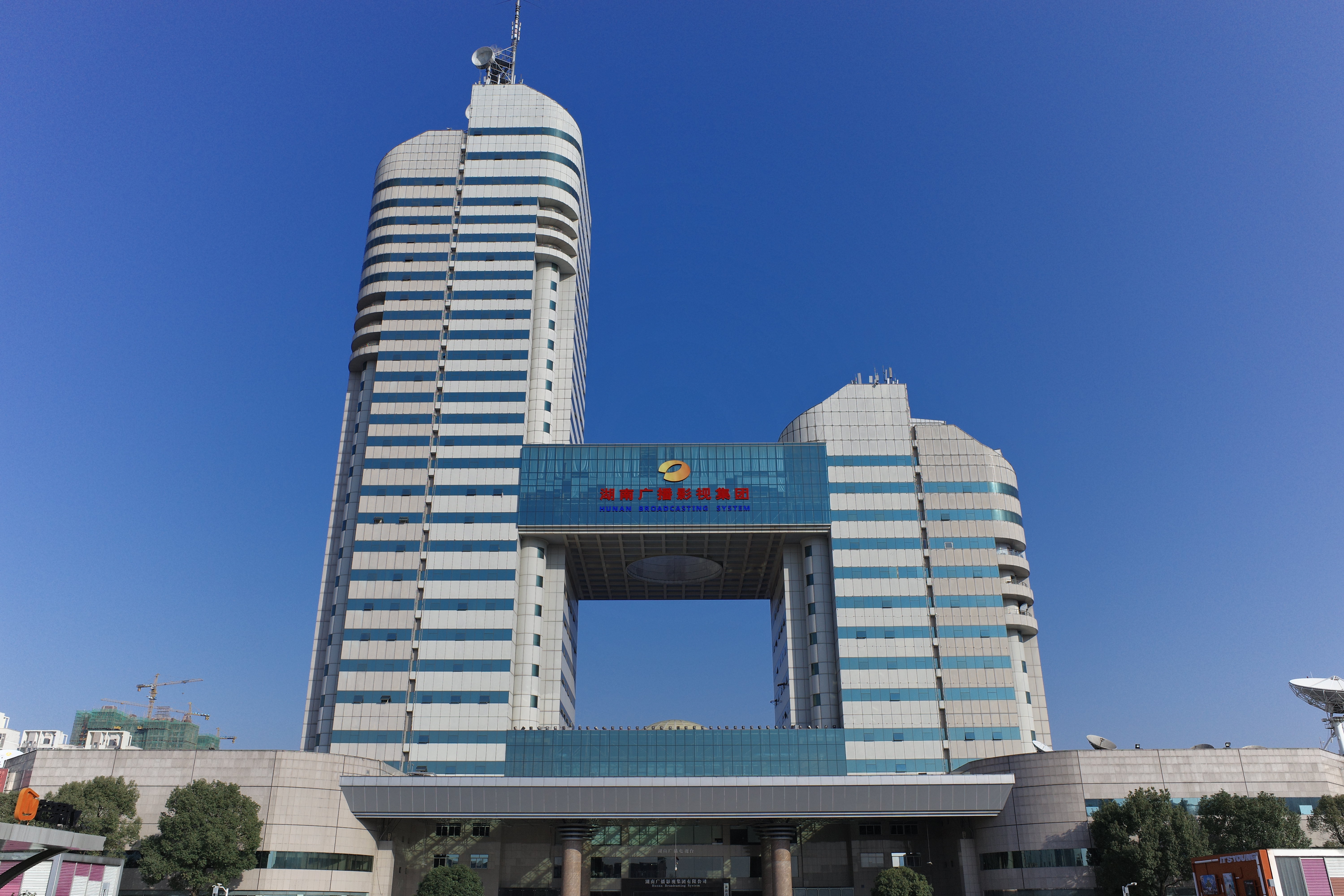 现代化地标建筑展现城市风采